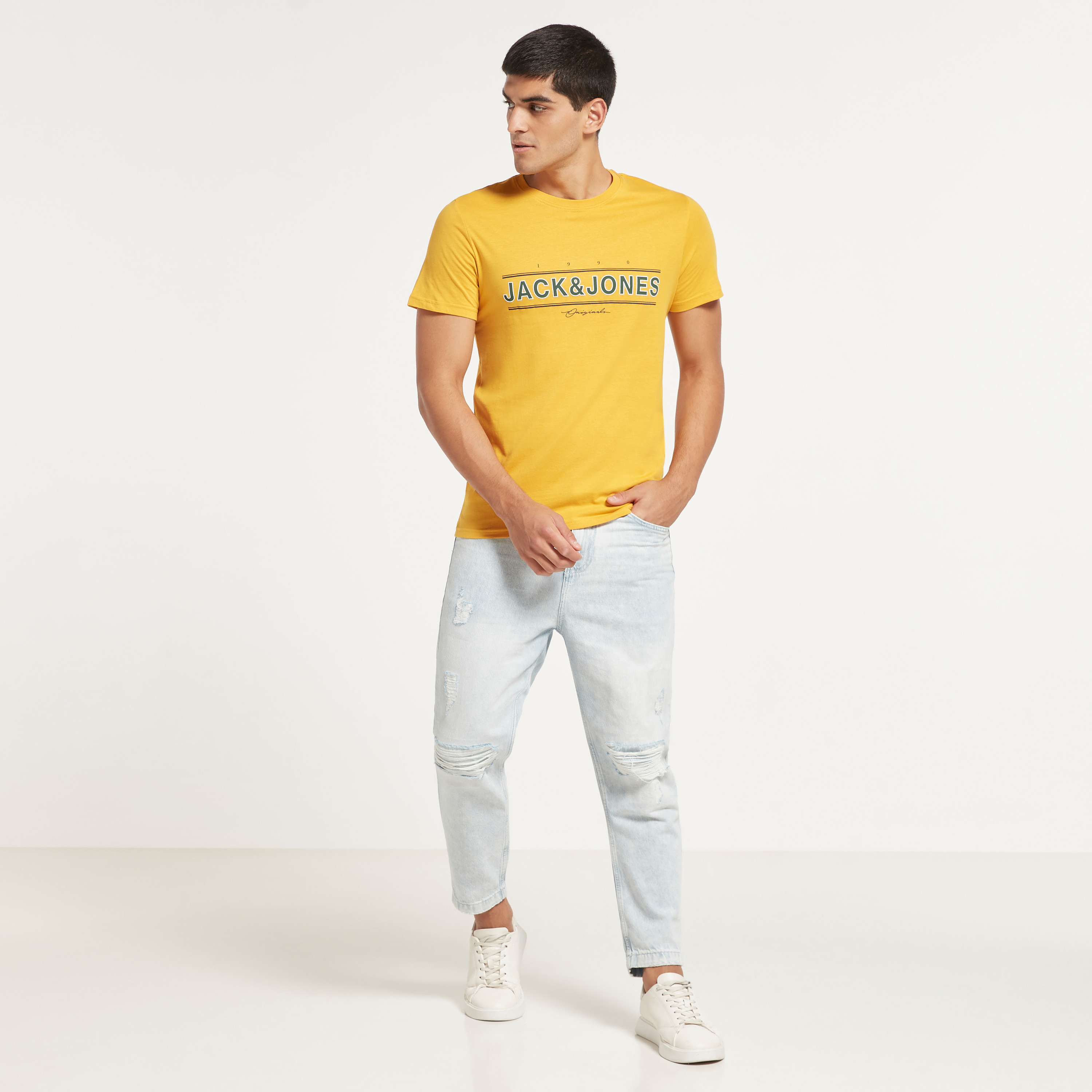 تي شيرت رجالي من جاك آند جونز بأكمام قصيرة و ياقة مستديرة و مطبوع مع لون أزرق كحلي-men-clothing-tshirtsandpolos-tshirts-image-28