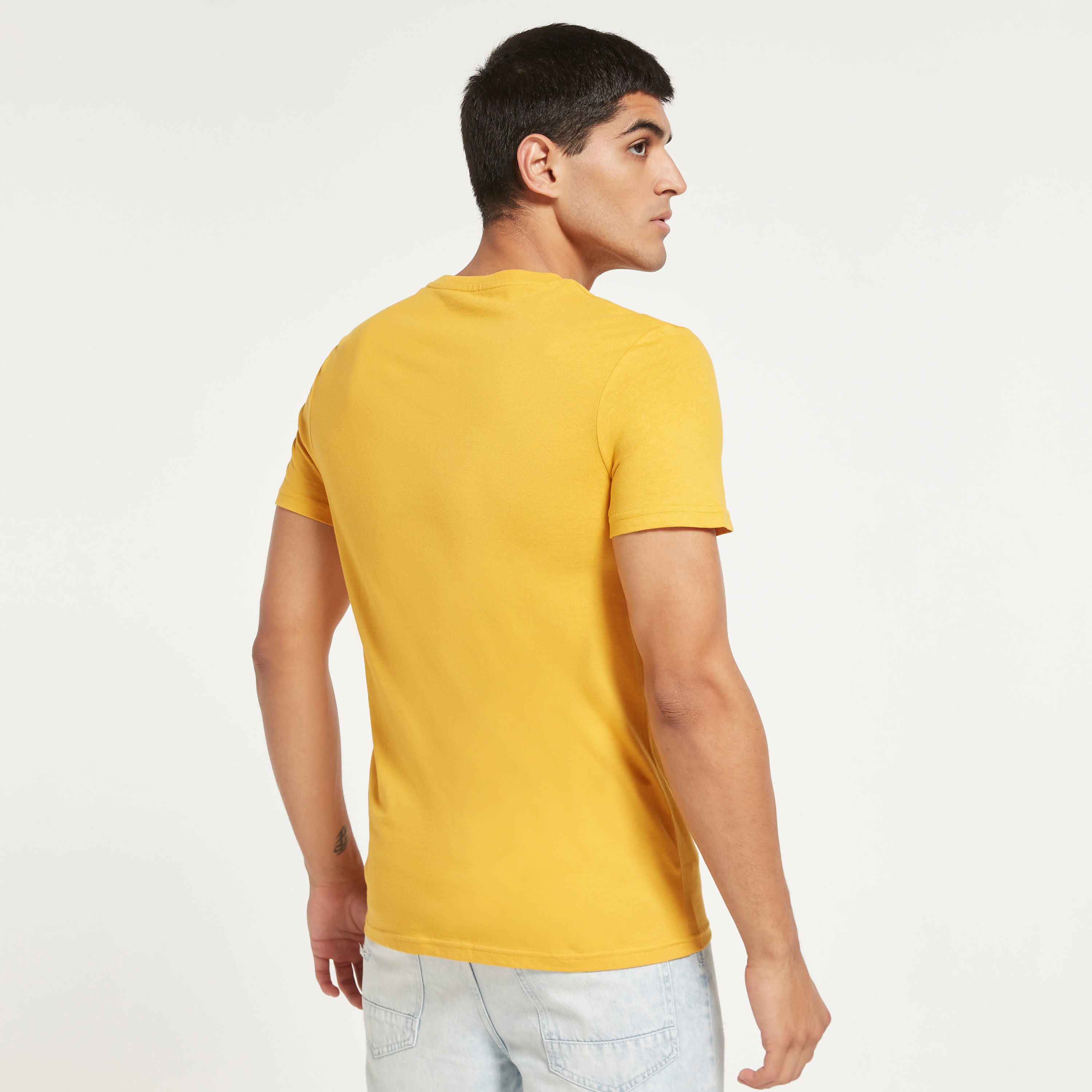 تي شيرت رجالي من جاك آند جونز بأكمام قصيرة و ياقة مستديرة و مطبوع مع لون أزرق كحلي-men-clothing-tshirtsandpolos-tshirts-image-30