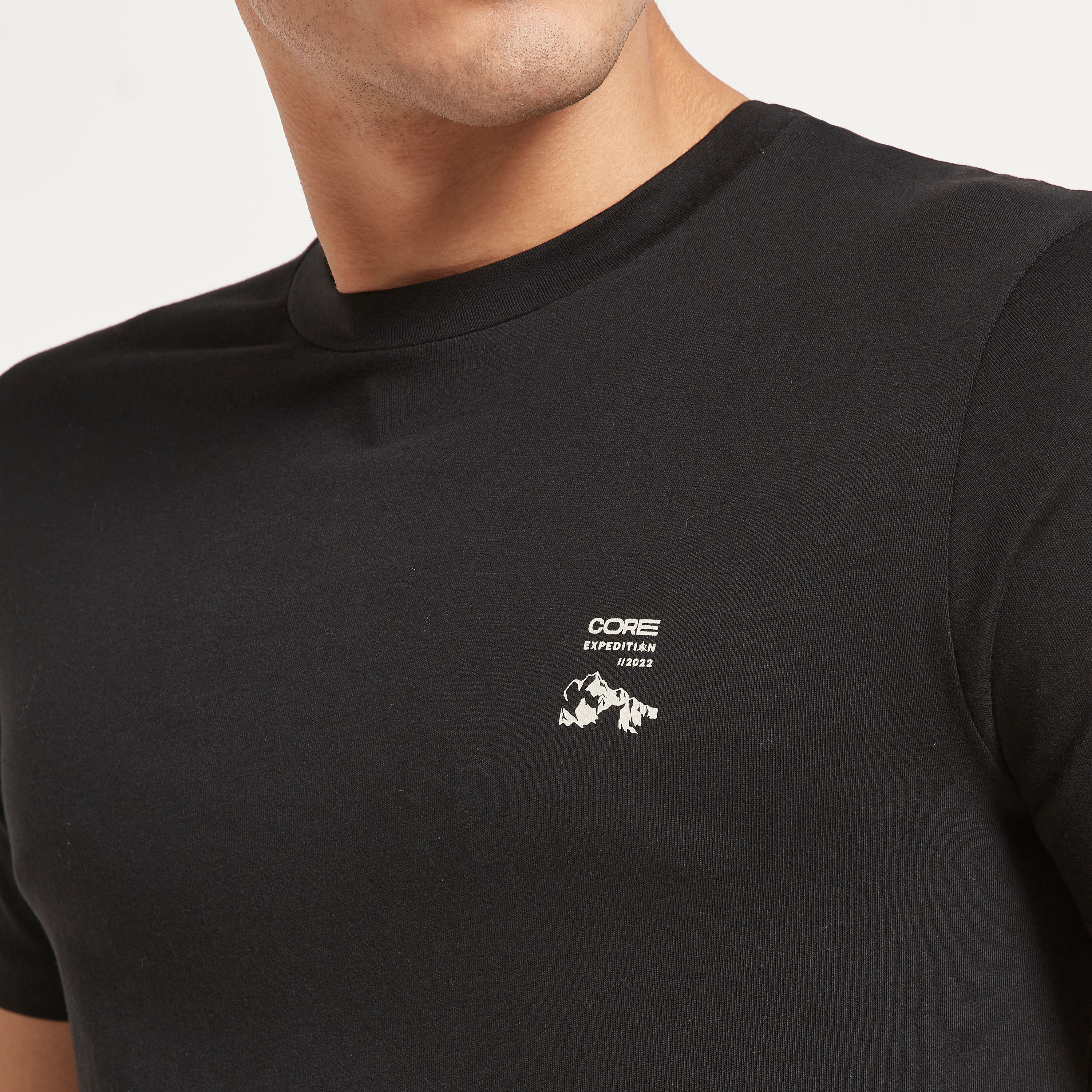 تي شيرت من جاك آند جونز مطبوع بأكمام قصيرة و ياقة مستديرة-men-clothing-tshirtsandpolos-tshirts-image-4