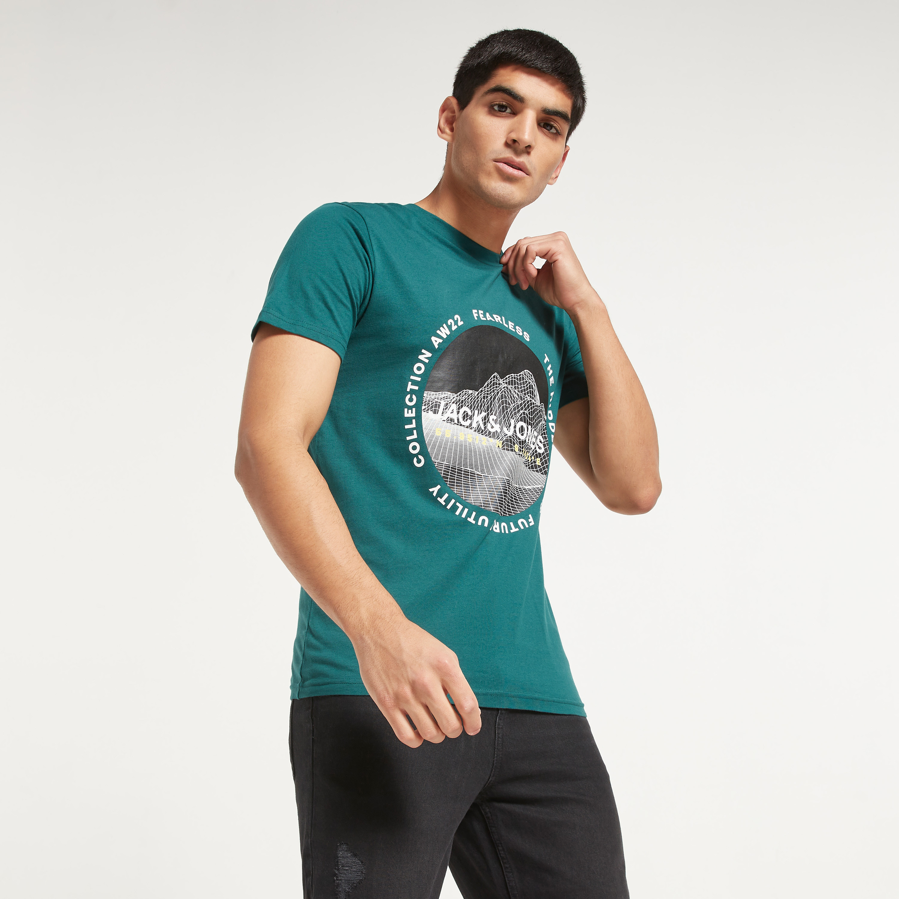 تي شيرت من جاك آند جونز مطبوع بأكمام قصيرة و ياقة مستديرة-men-clothing-tshirtsandpolos-tshirts-image-5