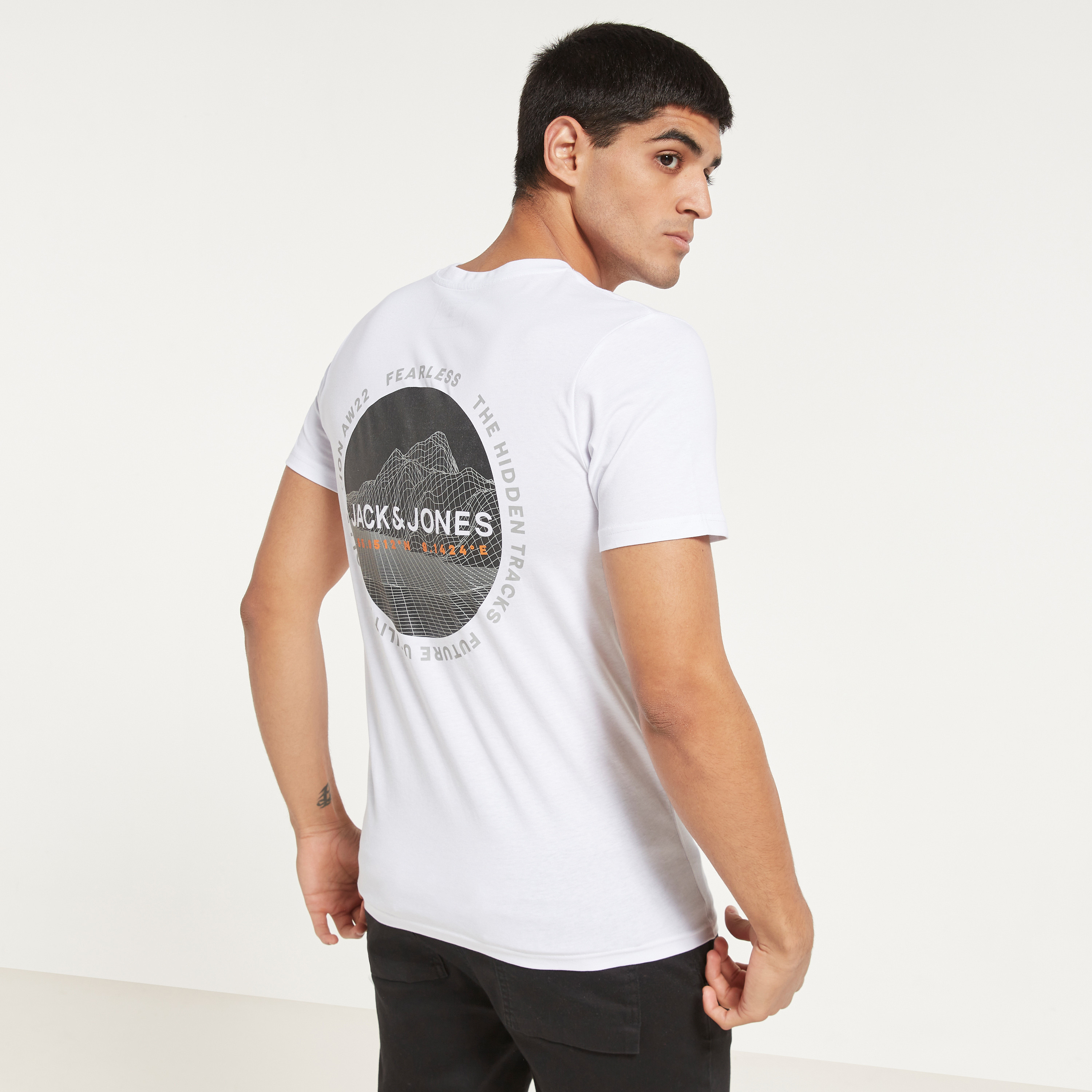 تي شيرت من جاك آند جونز مطبوع بأكمام قصيرة و ياقة مستديرة-men-clothing-tshirtsandpolos-tshirts-image-9