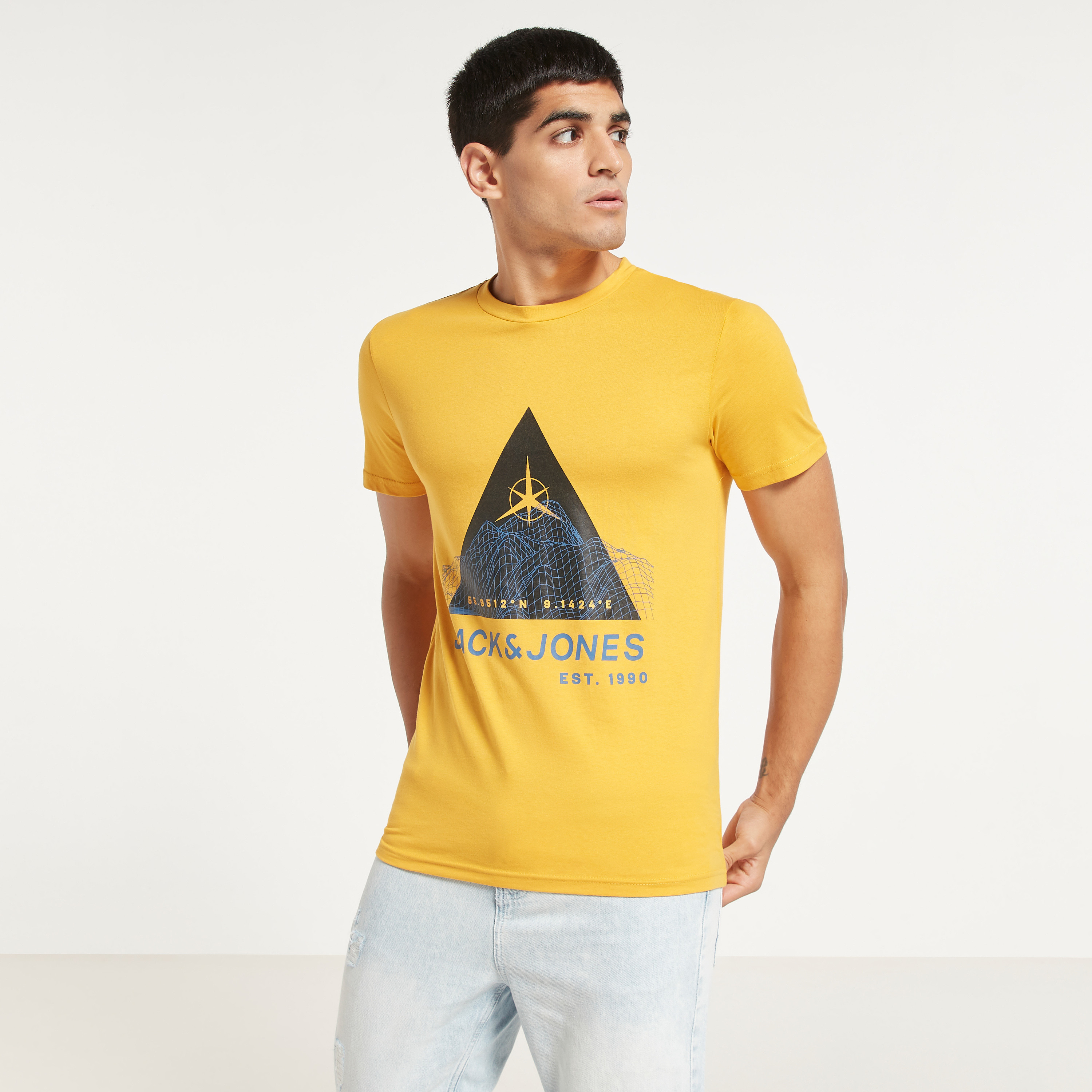 تي شيرت من جاك آند جونز مطبوع بأكمام قصيرة و ياقة مستديرة-men-clothing-tshirtsandpolos-tshirts-image-13
