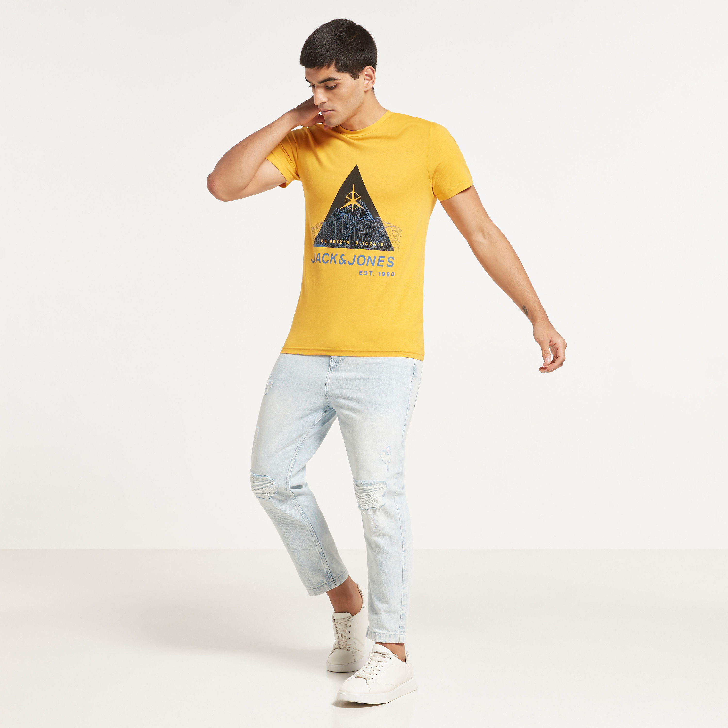 تي شيرت من جاك آند جونز مطبوع بأكمام قصيرة و ياقة مستديرة-men-clothing-tshirtsandpolos-tshirts-image-14