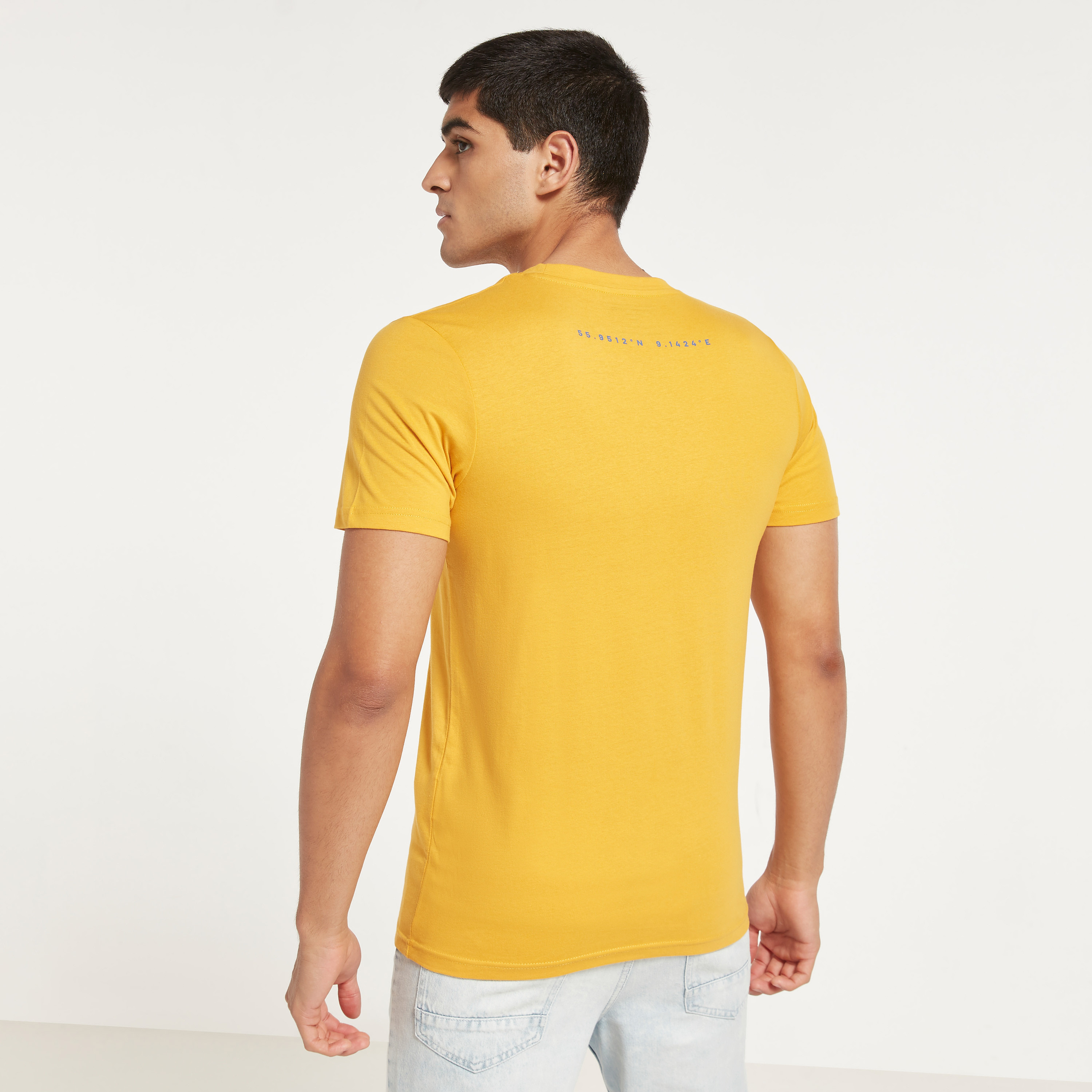 تي شيرت من جاك آند جونز مطبوع بأكمام قصيرة و ياقة مستديرة-men-clothing-tshirtsandpolos-tshirts-image-15