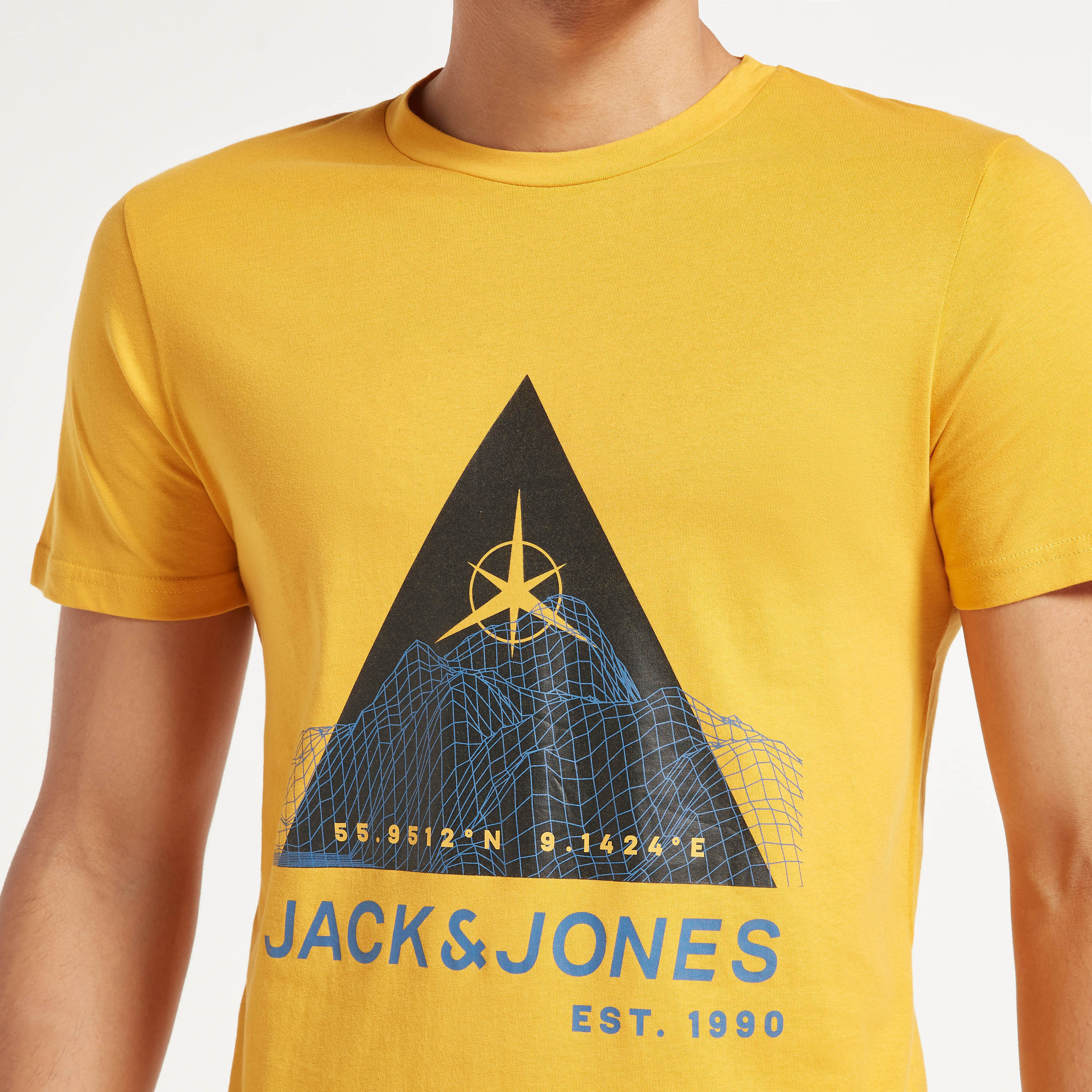 تي شيرت من جاك آند جونز مطبوع بأكمام قصيرة و ياقة مستديرة-men-clothing-tshirtsandpolos-tshirts-image-16