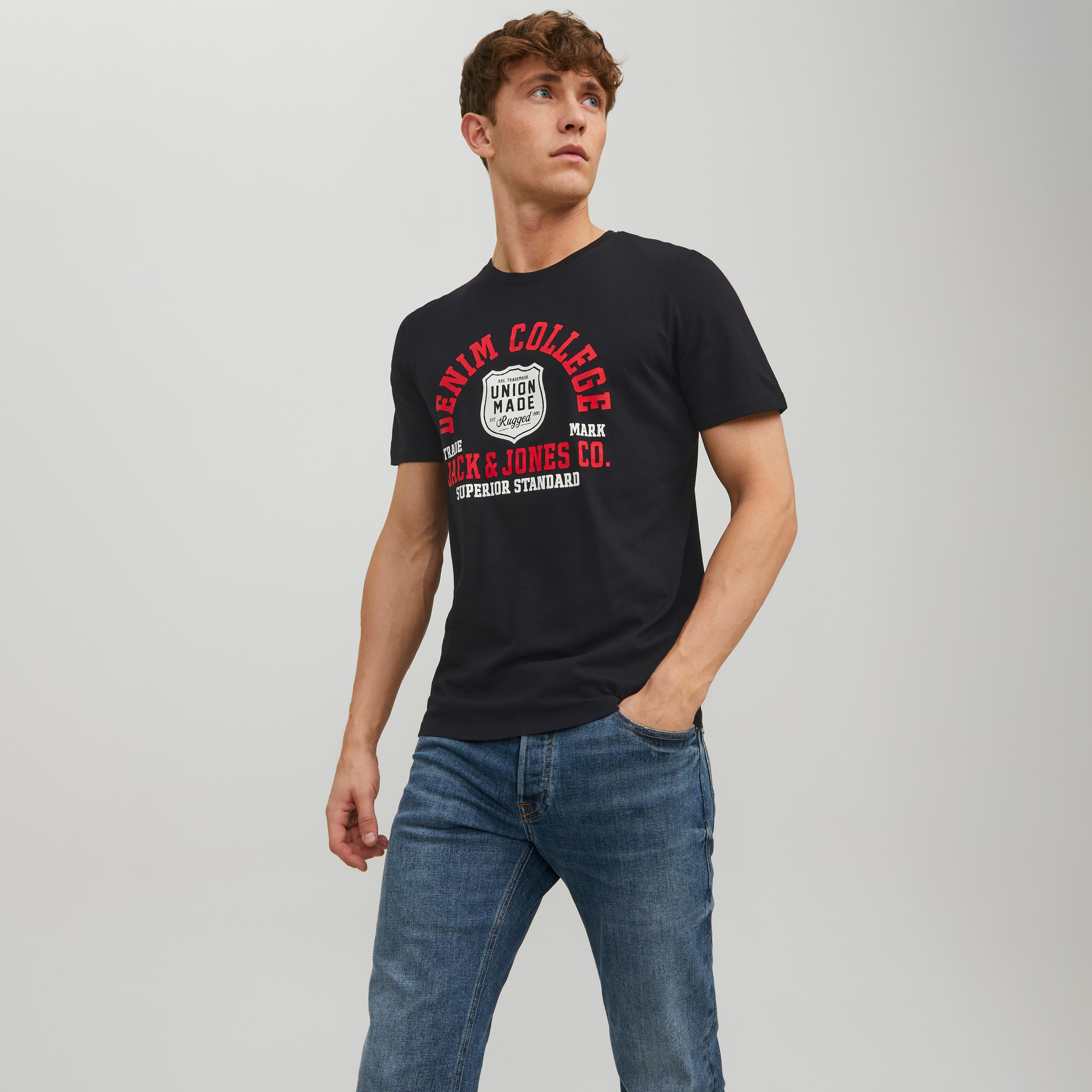 تي شيرت من جاك آند جونز مطبوع بأكمام قصيرة و ياقة مستديرة-men-clothing-tshirtsandpolos-tshirts-image-1