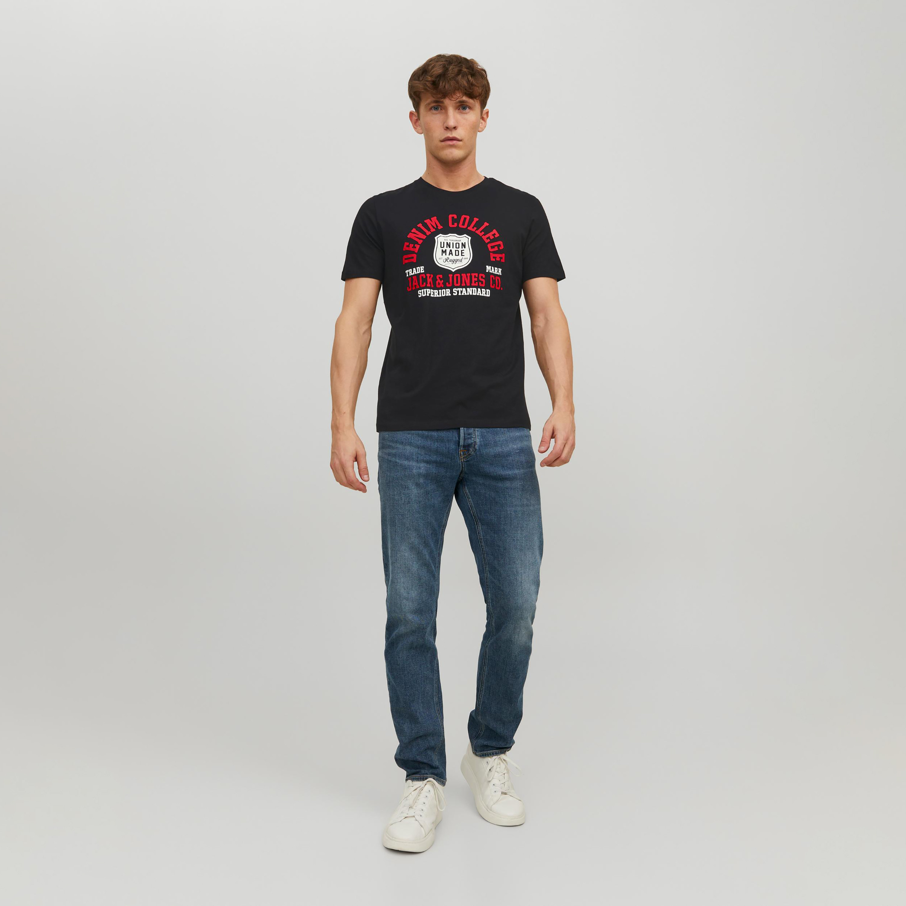 تي شيرت من جاك آند جونز مطبوع بأكمام قصيرة و ياقة مستديرة-men-clothing-tshirtsandpolos-tshirts-image-2