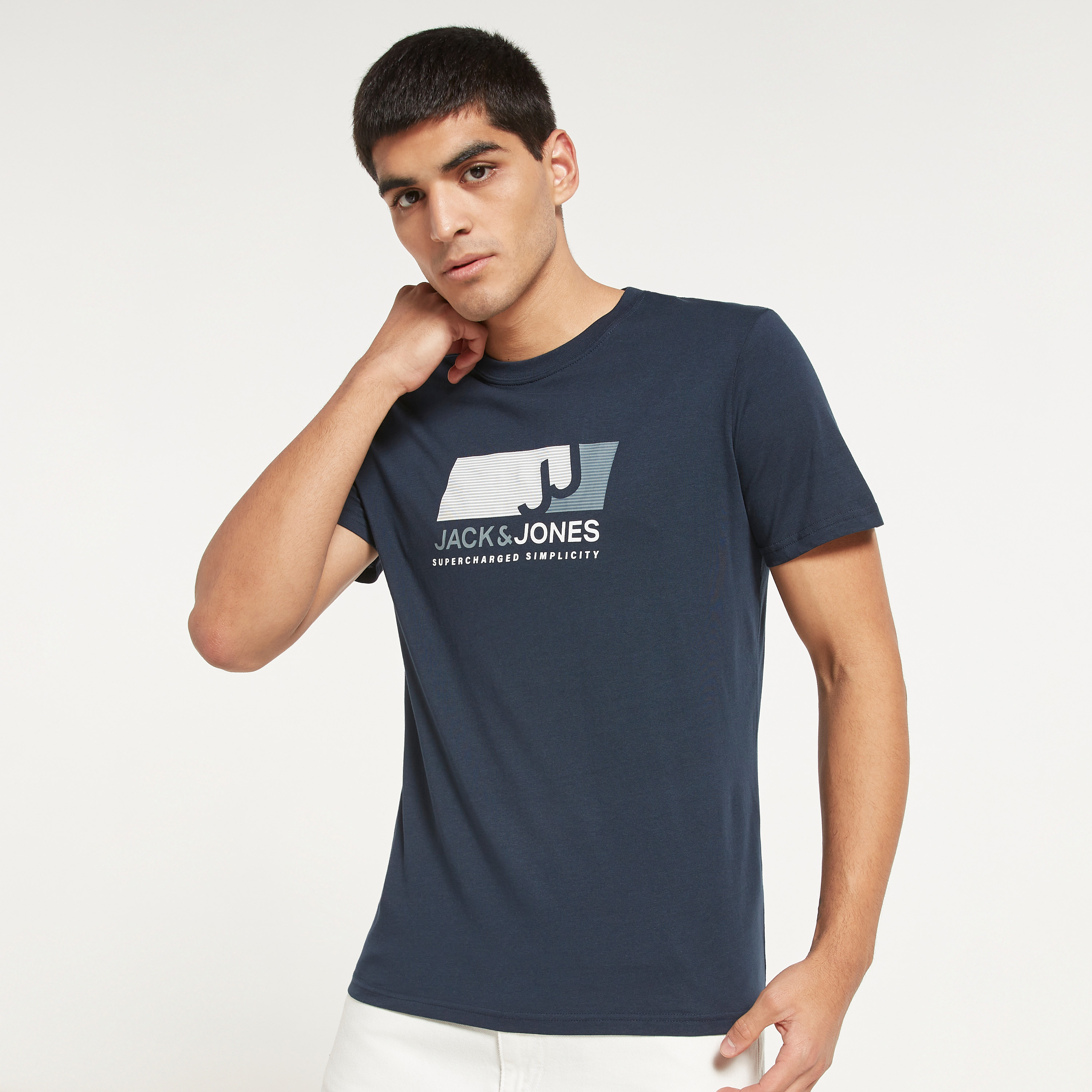 تي شيرت رجالي من جاك آند جونز بأكمام قصيرة و ياقة مستديرة و مطبوع مع لون أزرق كحلي-men-clothing-tshirtsandpolos-tshirts-image-1
