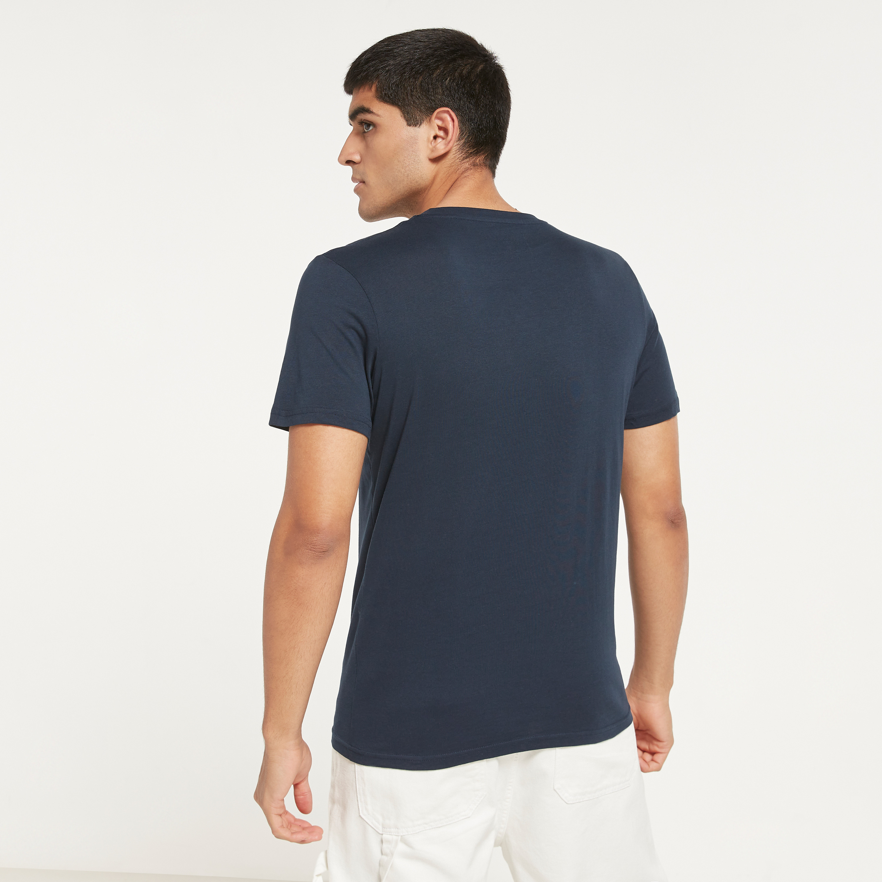 تي شيرت رجالي من جاك آند جونز بأكمام قصيرة و ياقة مستديرة و مطبوع مع لون أزرق كحلي-men-clothing-tshirtsandpolos-tshirts-image-3