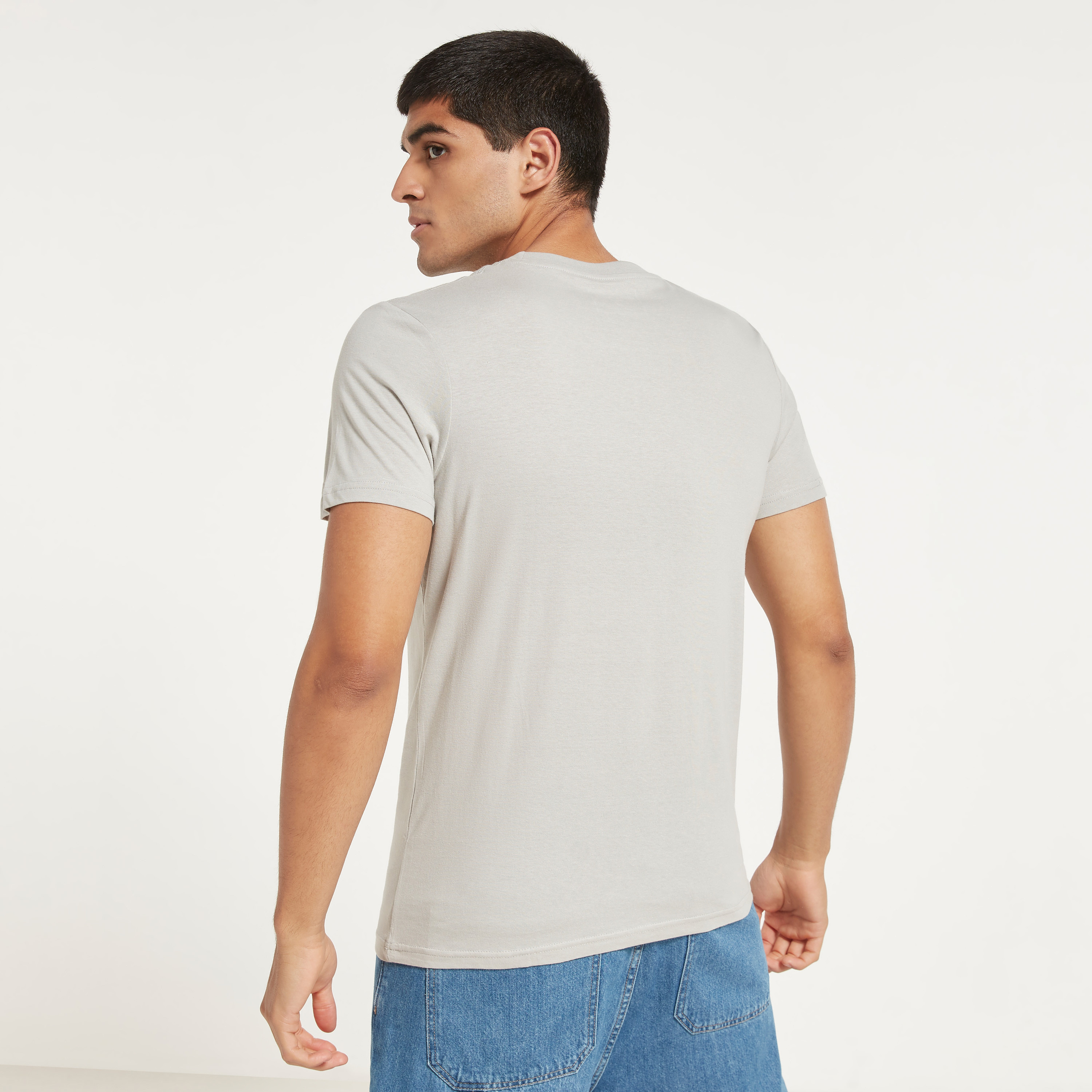تي شيرت رجالي من جاك آند جونز بأكمام قصيرة و ياقة مستديرة و مطبوع مع لون أزرق كحلي-men-clothing-tshirtsandpolos-tshirts-image-7