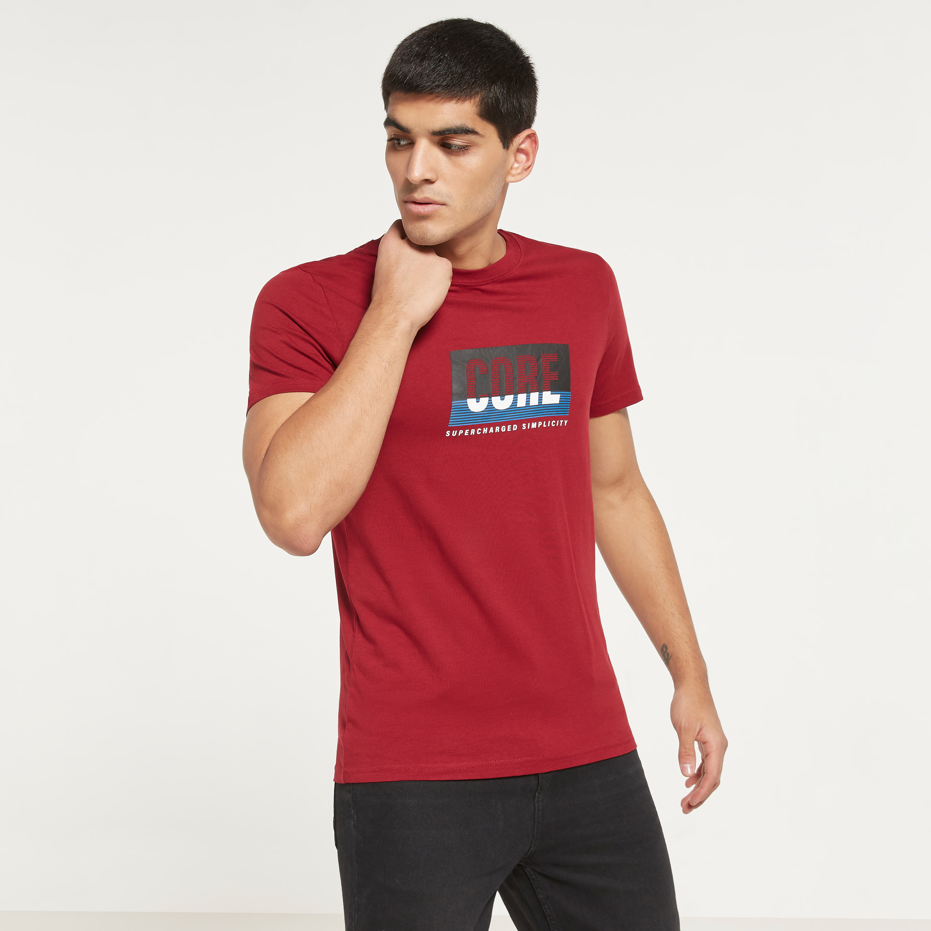 تي شيرت رجالي من جاك آند جونز بأكمام قصيرة و ياقة مستديرة و مطبوع مع لون أزرق كحلي-men-clothing-tshirtsandpolos-tshirts-image-9