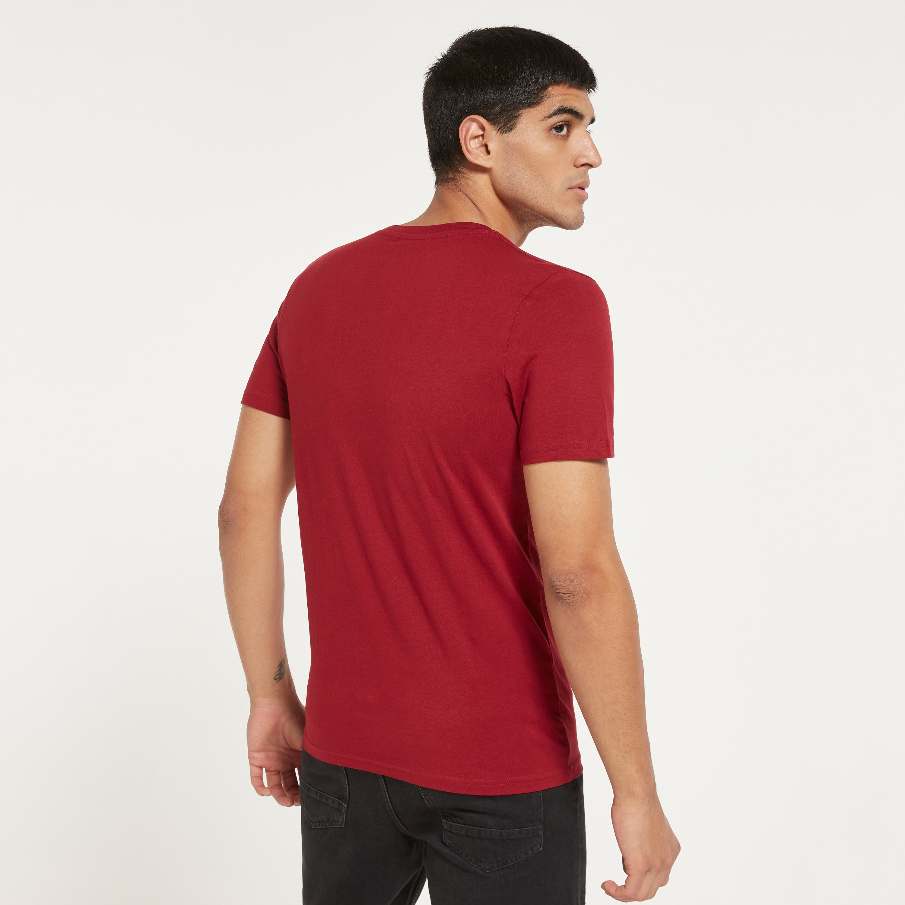 تي شيرت رجالي من جاك آند جونز بأكمام قصيرة و ياقة مستديرة و مطبوع مع لون أزرق كحلي-men-clothing-tshirtsandpolos-tshirts-image-11