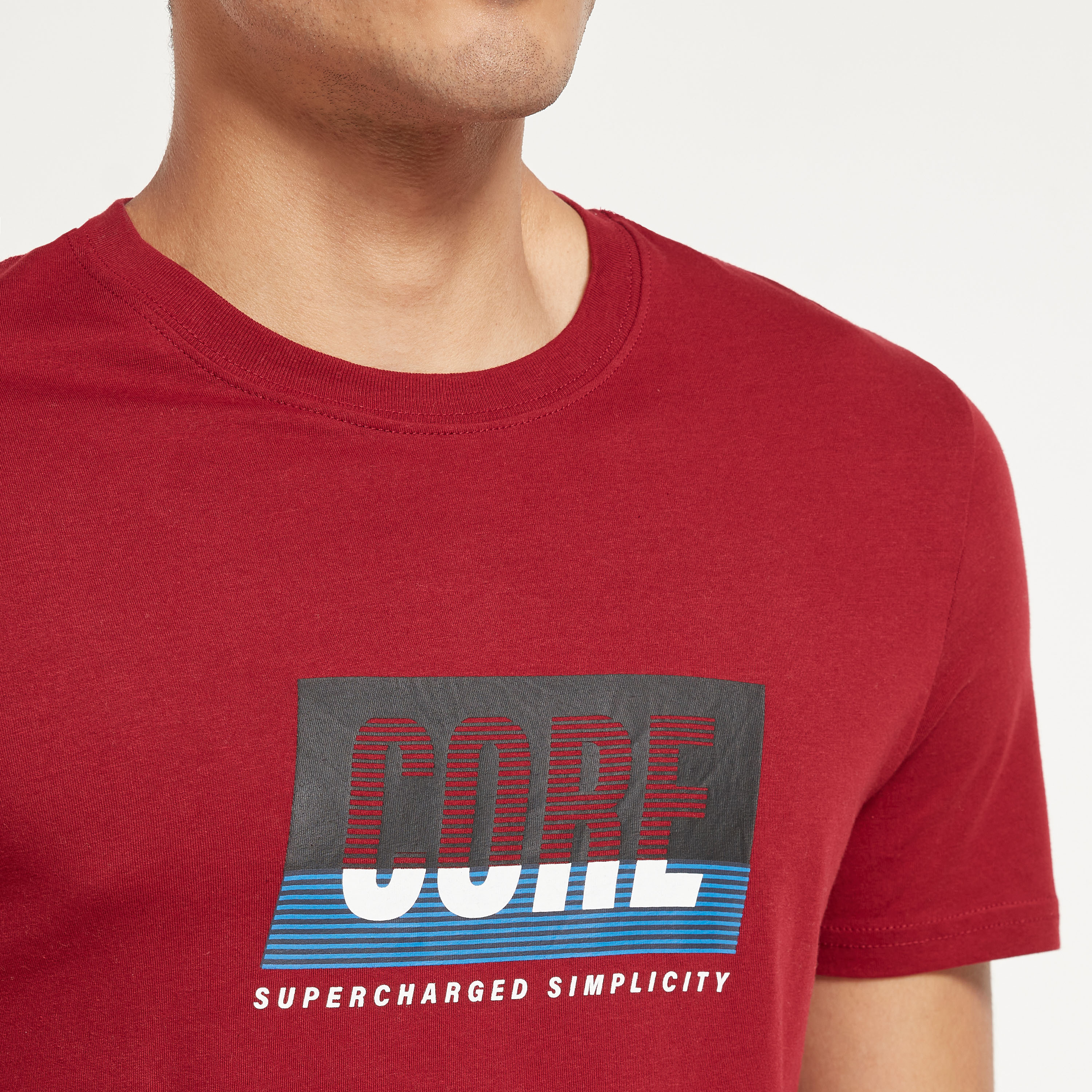تي شيرت رجالي من جاك آند جونز بأكمام قصيرة و ياقة مستديرة و مطبوع مع لون أزرق كحلي-men-clothing-tshirtsandpolos-tshirts-image-12