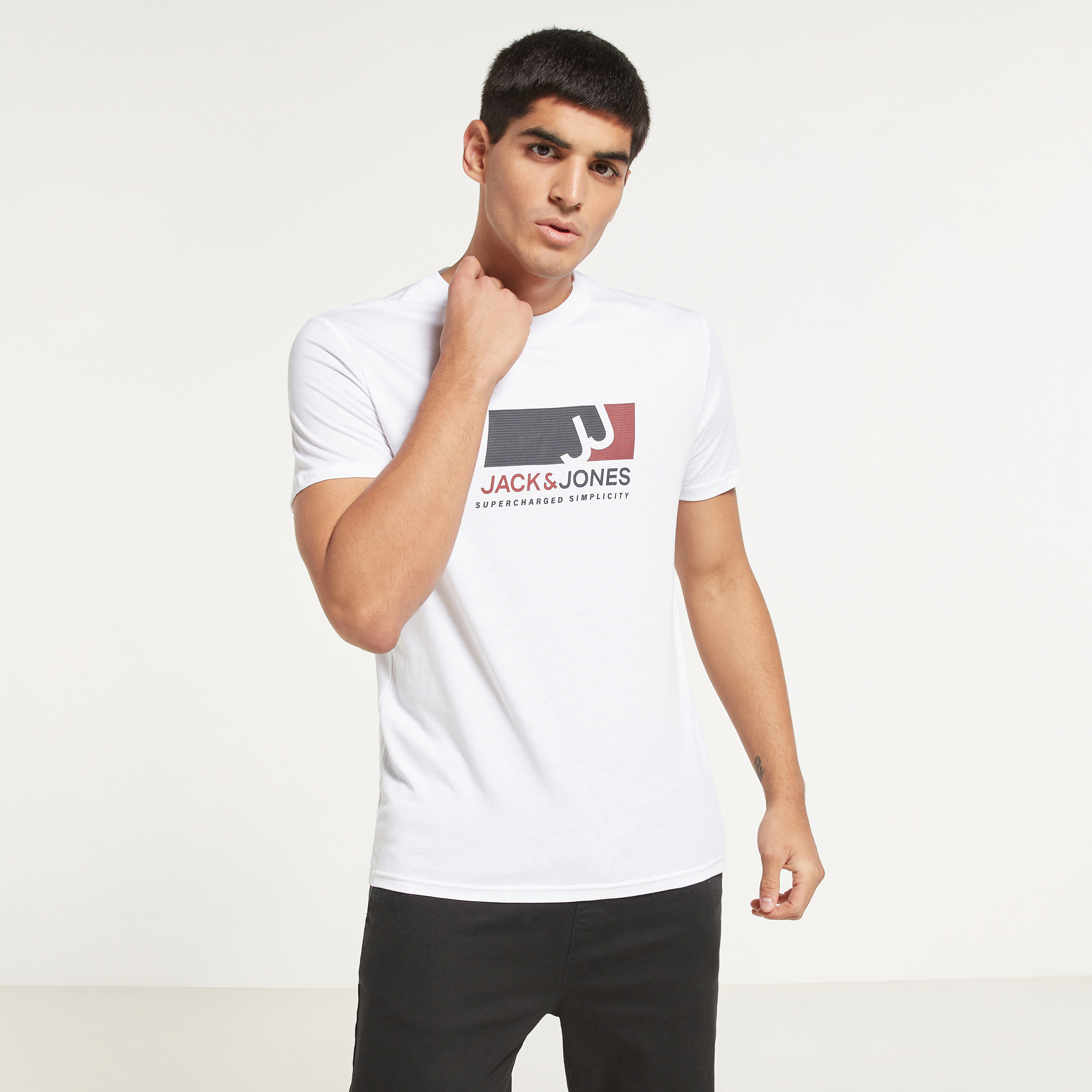 تي شيرت رجالي من جاك آند جونز بأكمام قصيرة و ياقة مستديرة و مطبوع مع لون أزرق كحلي-men-clothing-tshirtsandpolos-tshirts-image-13