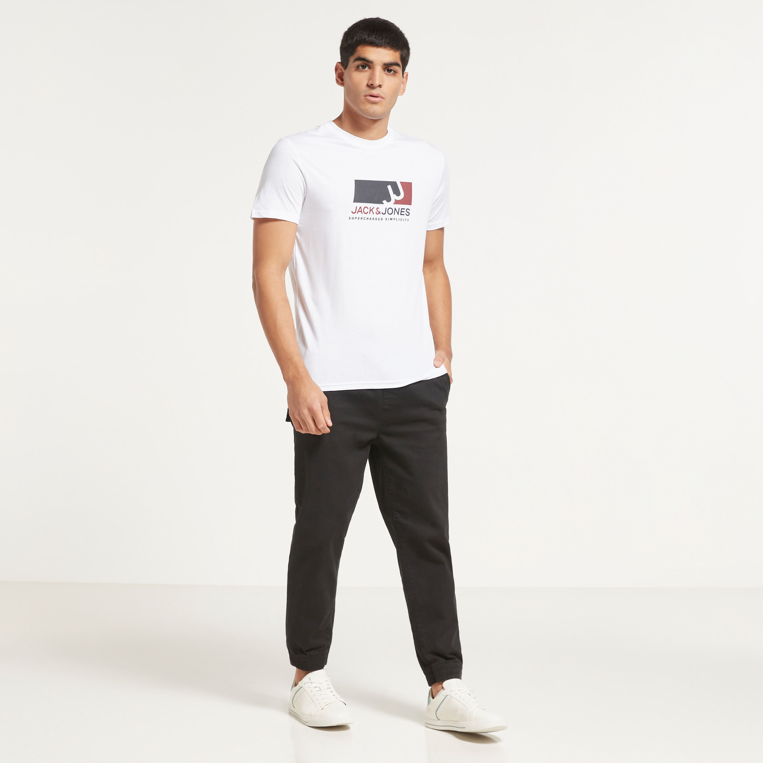 تي شيرت رجالي من جاك آند جونز بأكمام قصيرة و ياقة مستديرة و مطبوع مع لون أزرق كحلي-men-clothing-tshirtsandpolos-tshirts-image-14