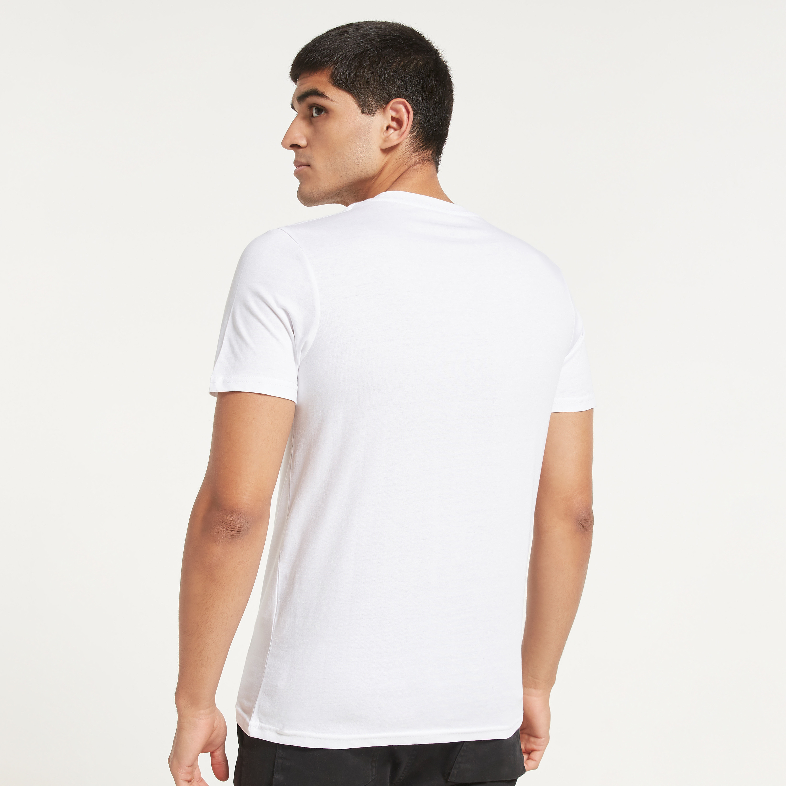 تي شيرت رجالي من جاك آند جونز بأكمام قصيرة و ياقة مستديرة و مطبوع مع لون أزرق كحلي-men-clothing-tshirtsandpolos-tshirts-image-15