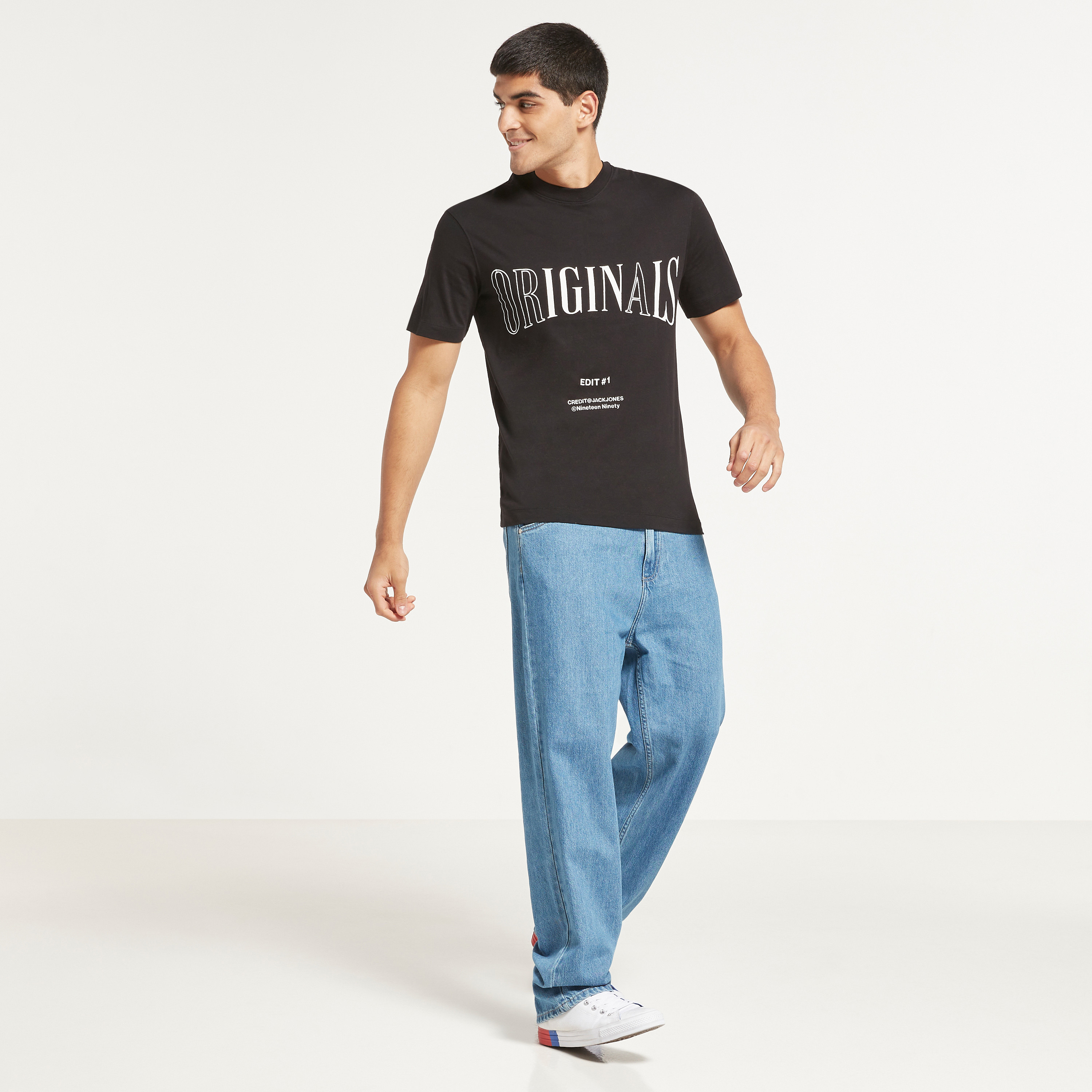 تي شيرت من جاك آند جونز مطبوع بأكمام قصيرة و ياقة مستديرة-men-clothing-tshirtsandpolos-tshirts-image-2
