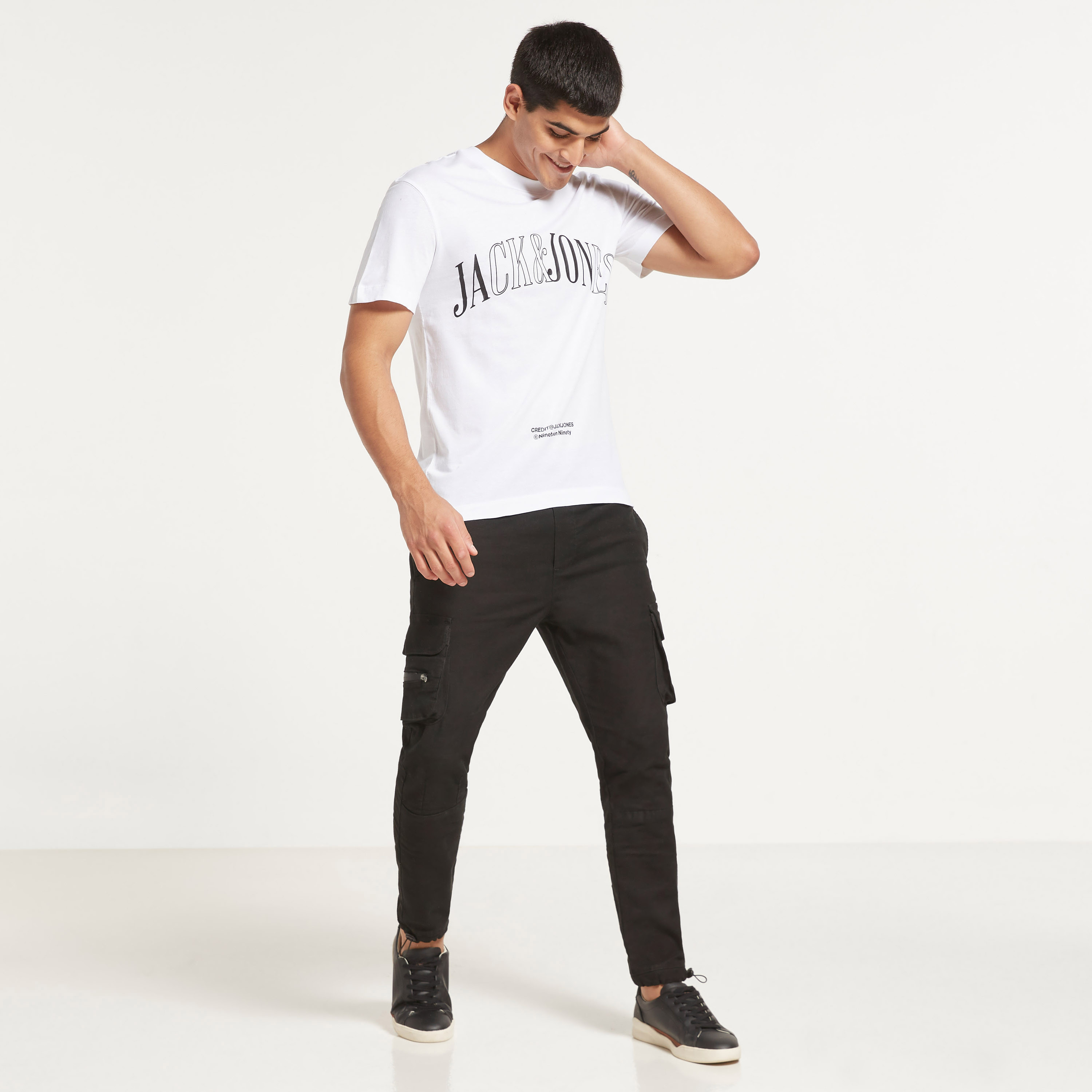 تي شيرت من جاك آند جونز مطبوع بأكمام قصيرة و ياقة مستديرة-men-clothing-tshirtsandpolos-tshirts-image-6