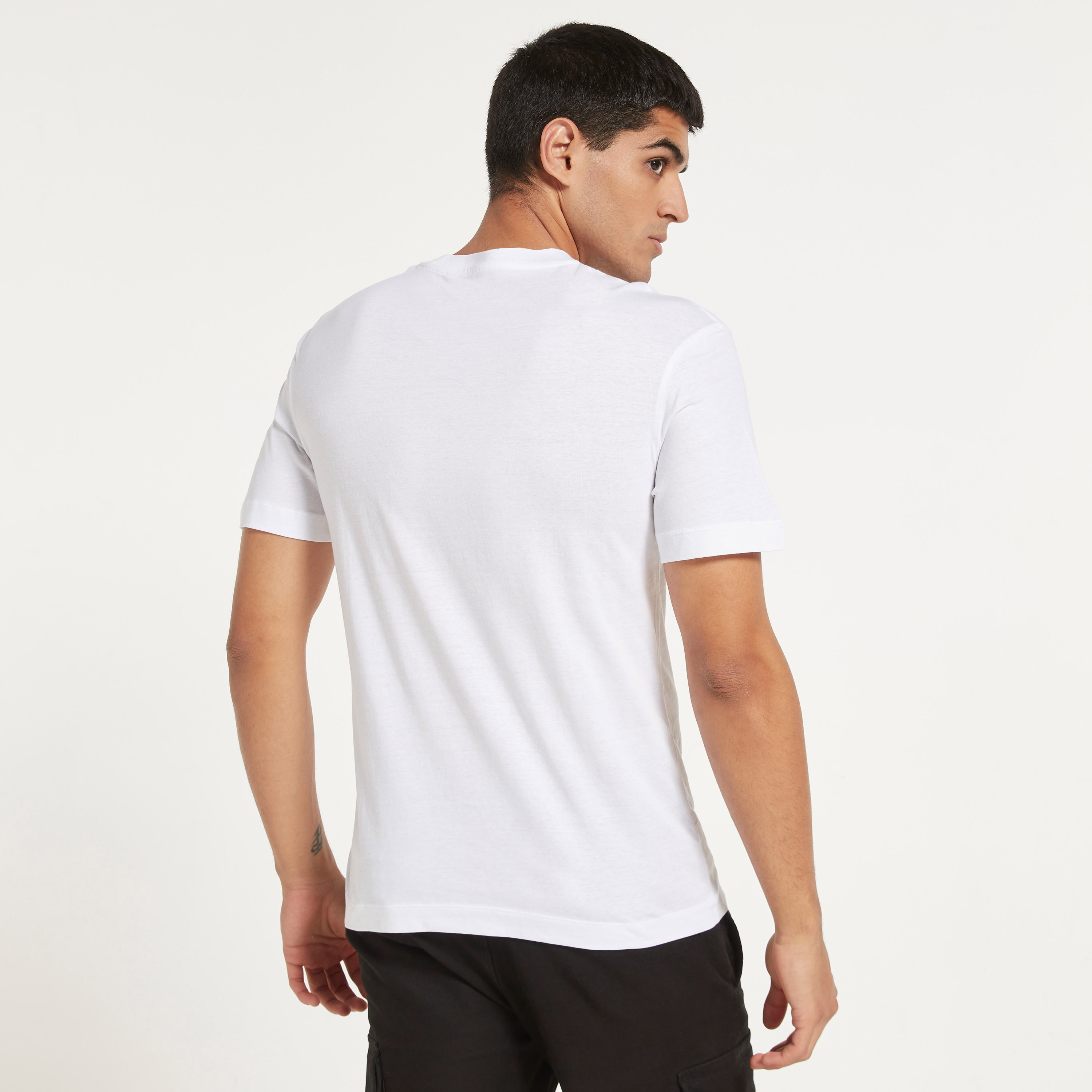 تي شيرت من جاك آند جونز مطبوع بأكمام قصيرة و ياقة مستديرة-men-clothing-tshirtsandpolos-tshirts-image-7