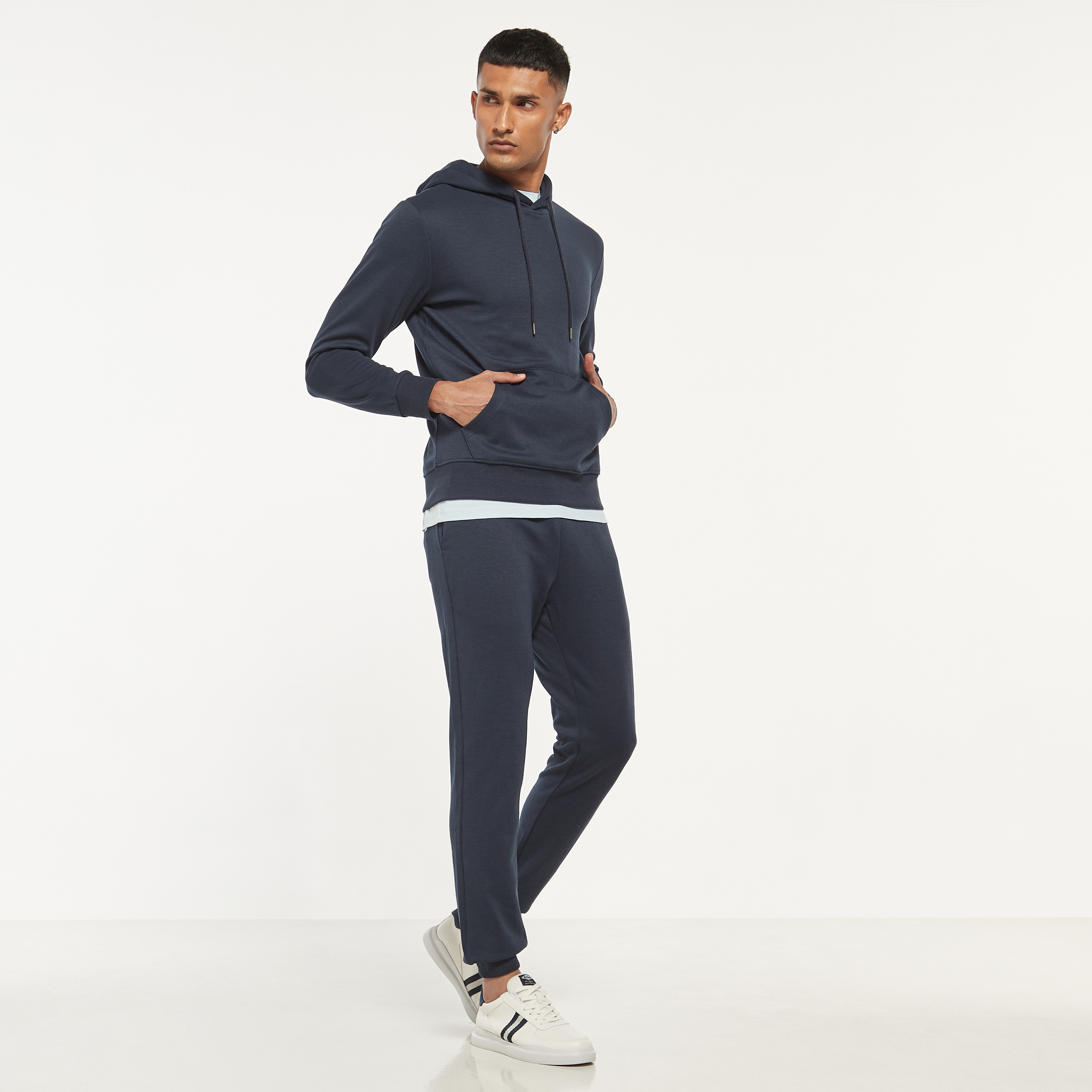 هودي جاك آند جونز بجيب الكنغر سادة مع بنطال رياضي برباط-men-winterwear-hoodiesandsweatshirts-image-7