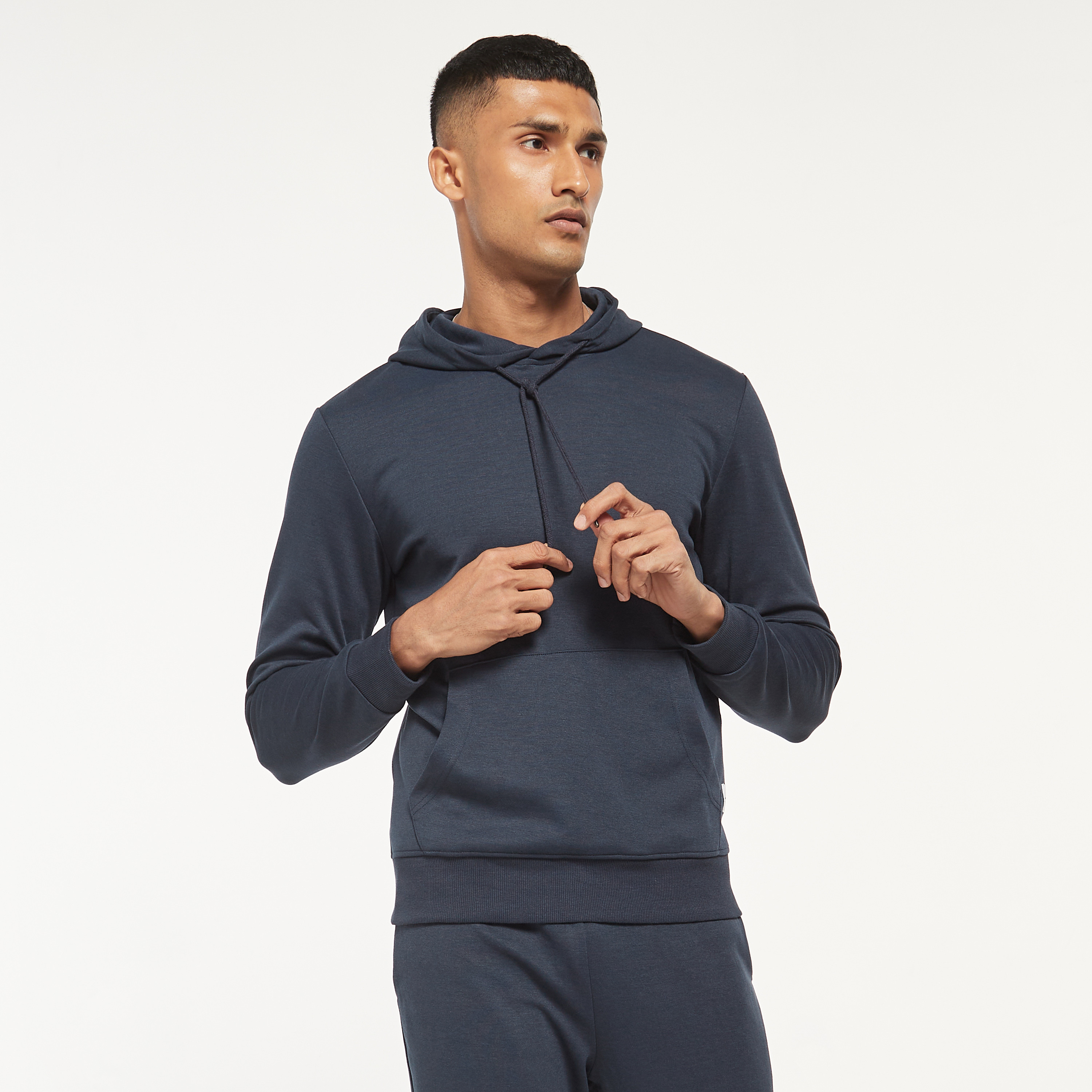 هودي جاك آند جونز بجيب الكنغر سادة مع بنطال رياضي برباط-men-winterwear-hoodiesandsweatshirts-image-8