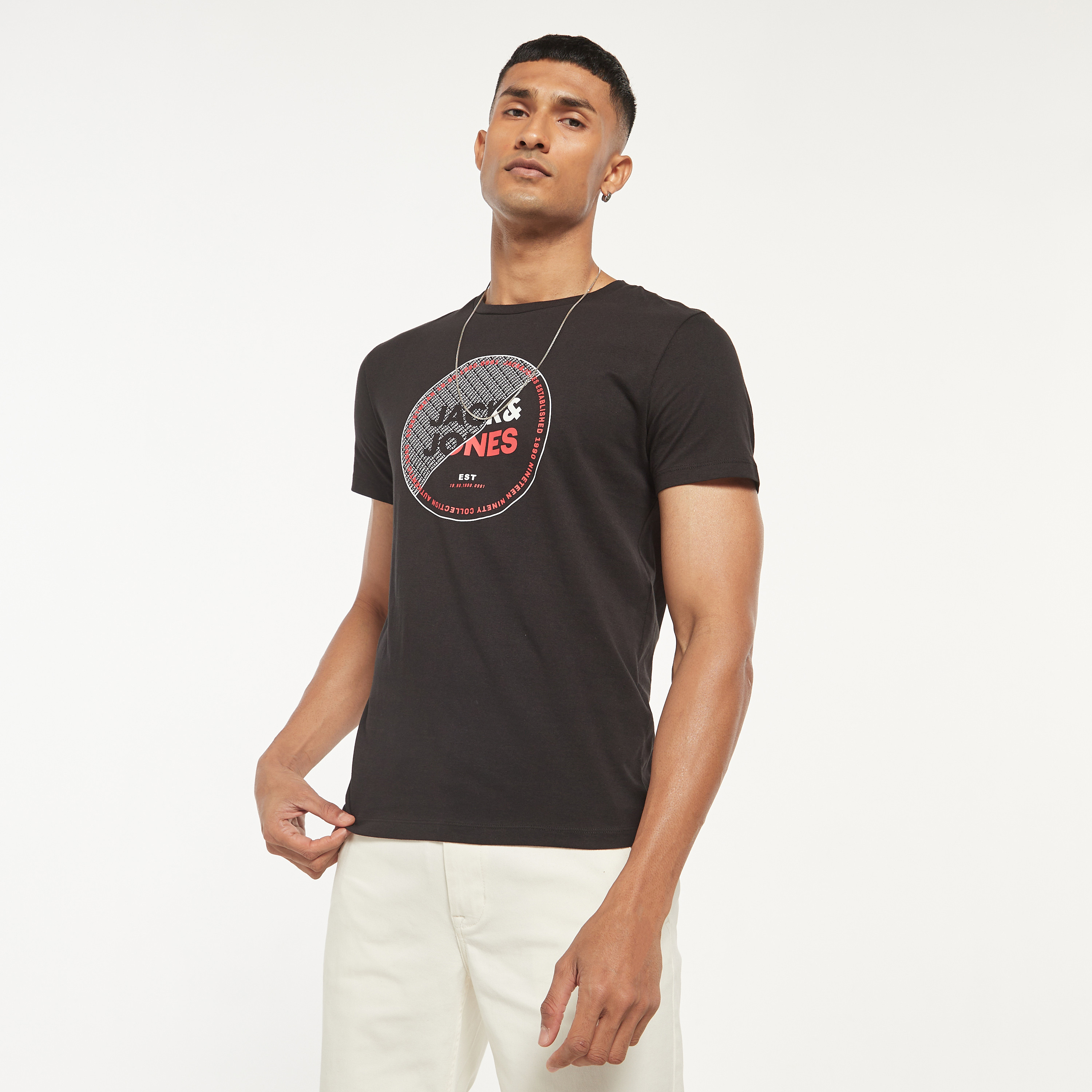 تي شيرت من جاك آند جونز مع شعار بأكمام قصيرة و ياقة مستديرة-men-clothing-tshirtsandpolos-tshirts-image-1