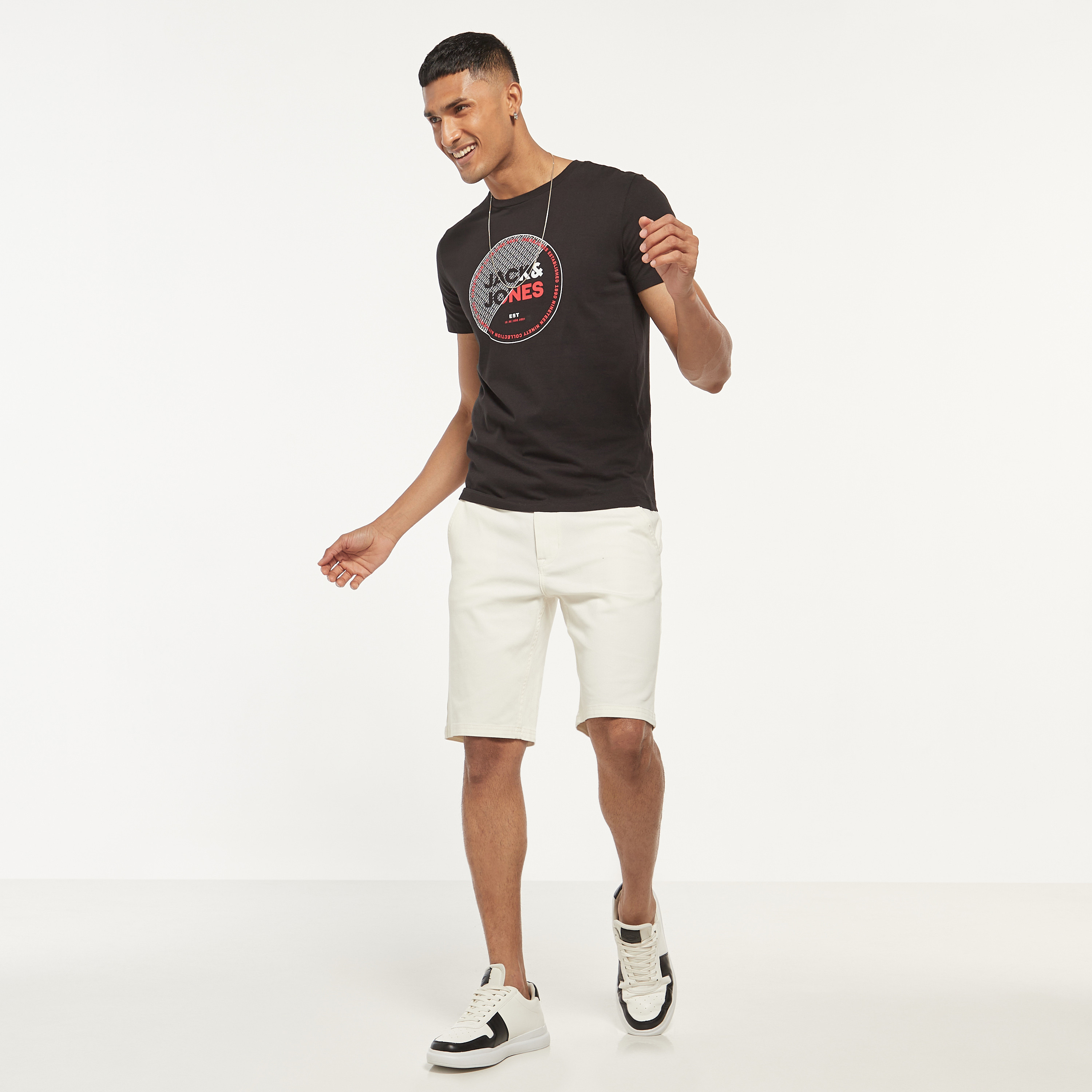 تي شيرت من جاك آند جونز مع شعار بأكمام قصيرة و ياقة مستديرة-men-clothing-tshirtsandpolos-tshirts-image-2