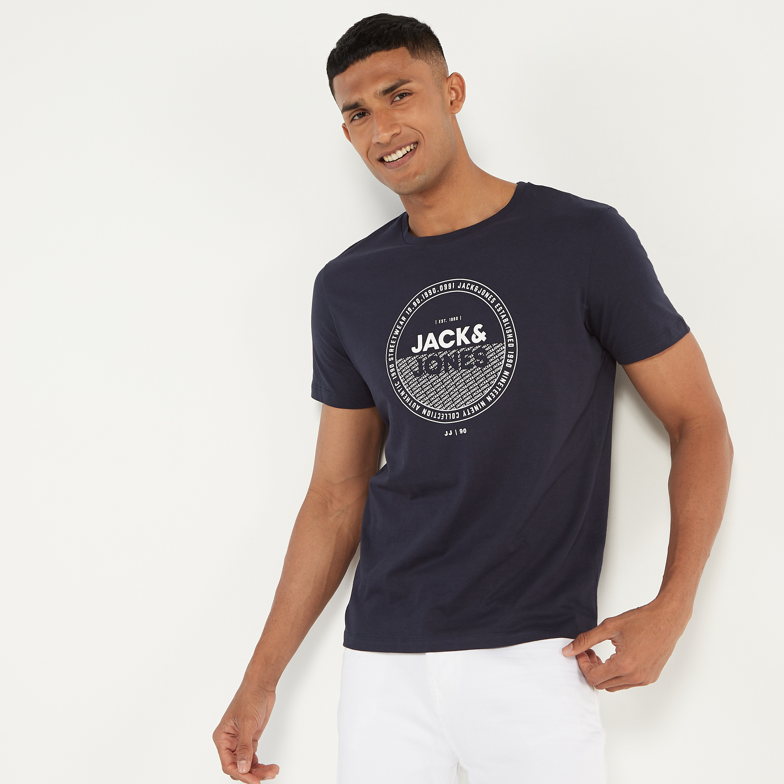 تي شيرت من جاك آند جونز مع شعار بأكمام قصيرة و ياقة مستديرة-men-clothing-tshirtsandpolos-tshirts-image-5