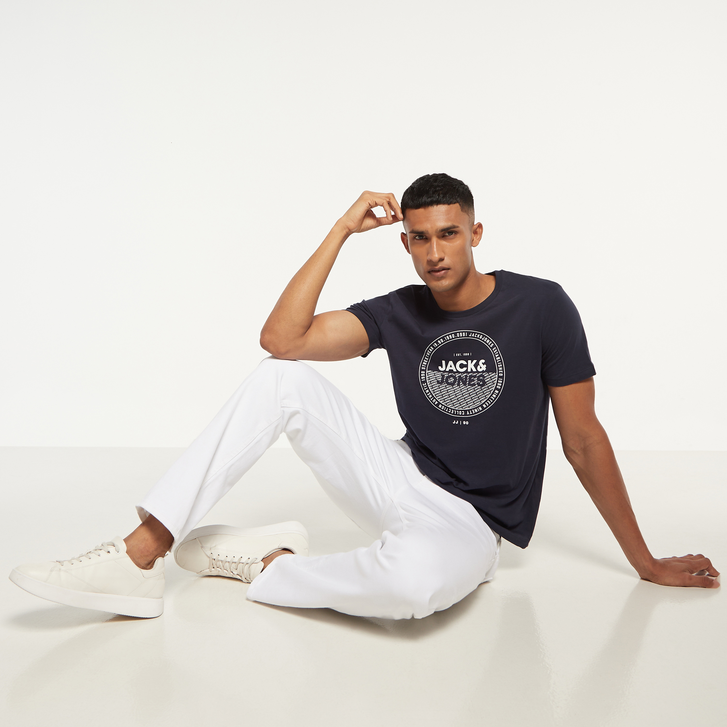 تي شيرت من جاك آند جونز مع شعار بأكمام قصيرة و ياقة مستديرة-men-clothing-tshirtsandpolos-tshirts-image-6