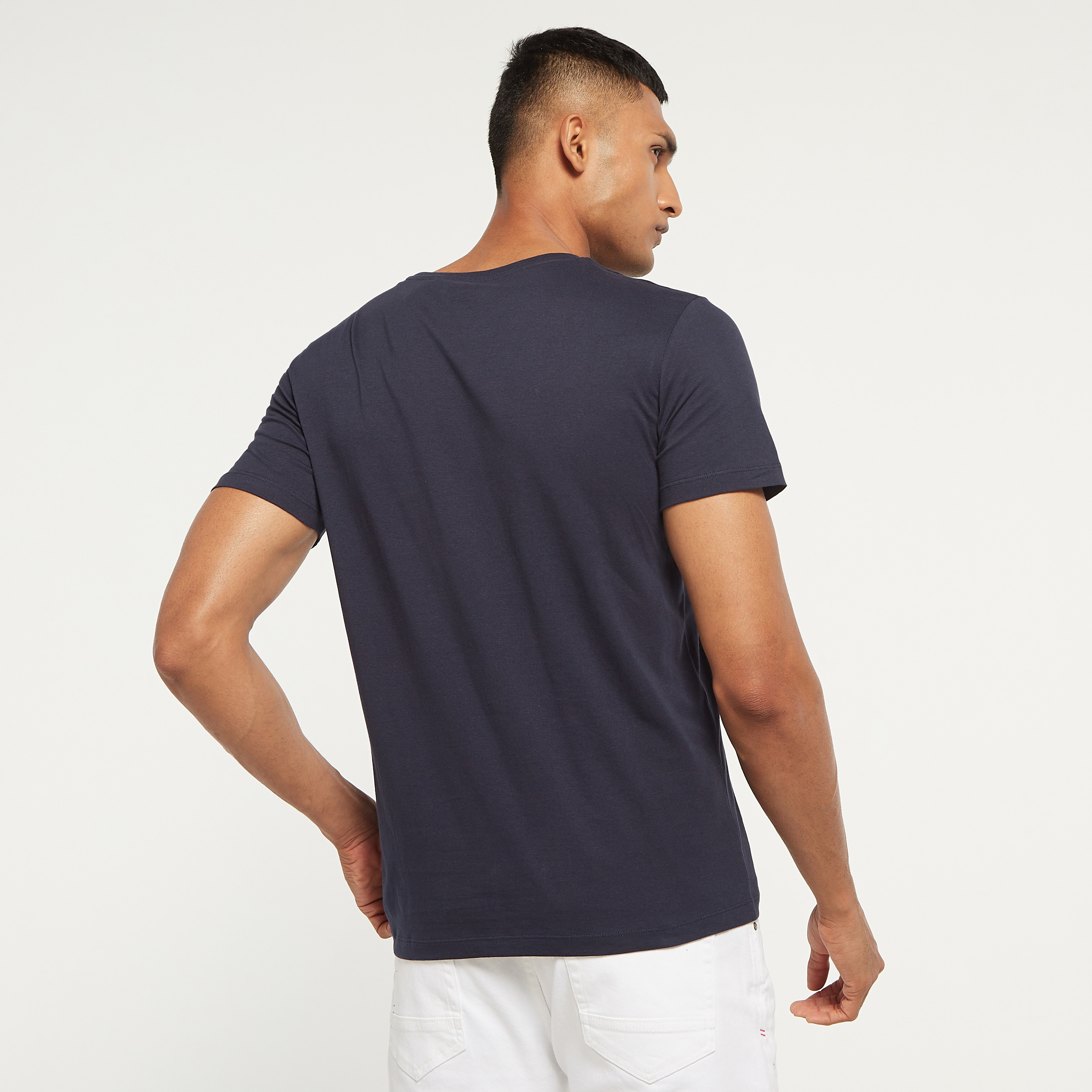 تي شيرت من جاك آند جونز مع شعار بأكمام قصيرة و ياقة مستديرة-men-clothing-tshirtsandpolos-tshirts-image-7