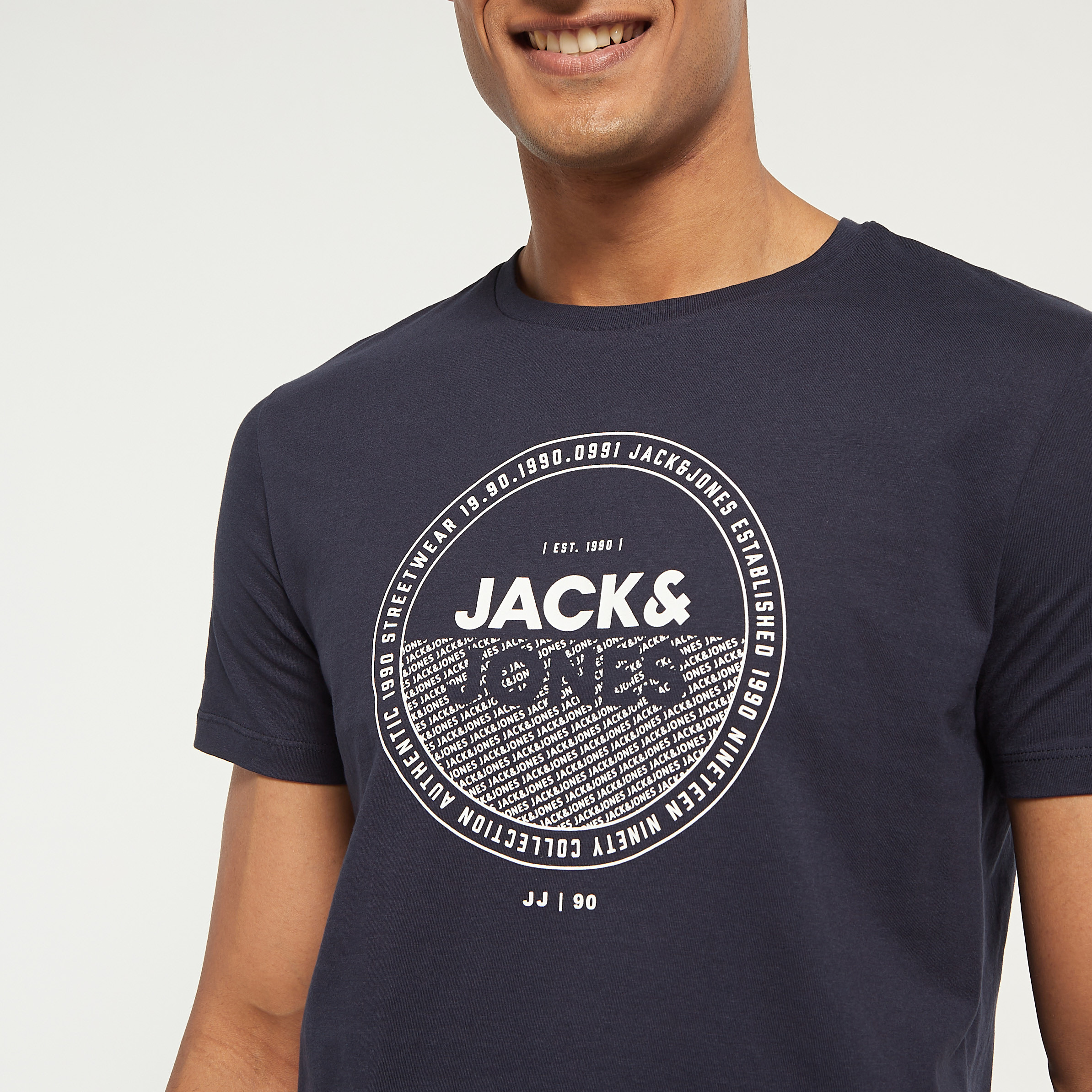 تي شيرت من جاك آند جونز مع شعار بأكمام قصيرة و ياقة مستديرة-men-clothing-tshirtsandpolos-tshirts-image-8