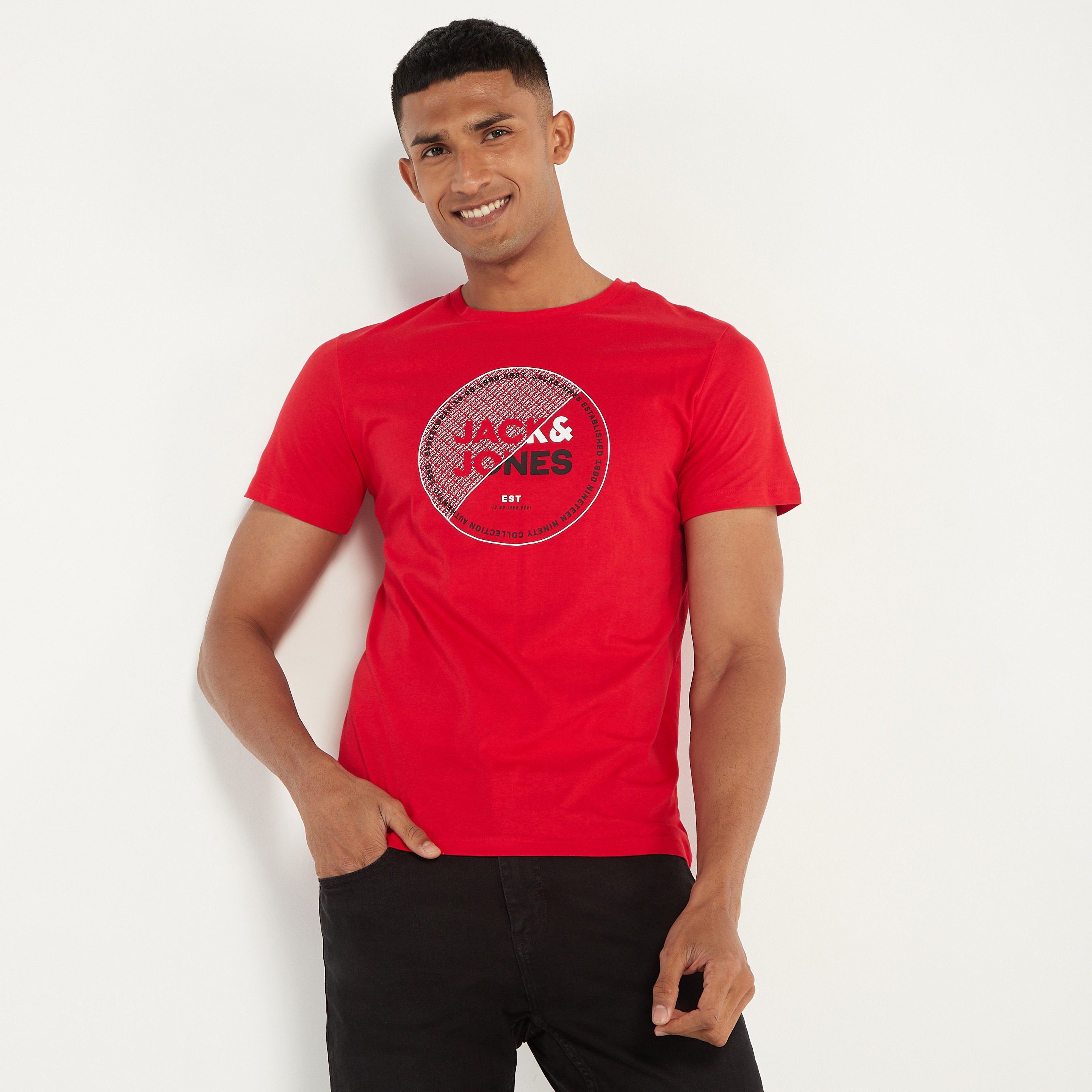 تي شيرت من جاك آند جونز مع شعار بأكمام قصيرة و ياقة مستديرة-men-clothing-tshirtsandpolos-tshirts-image-9