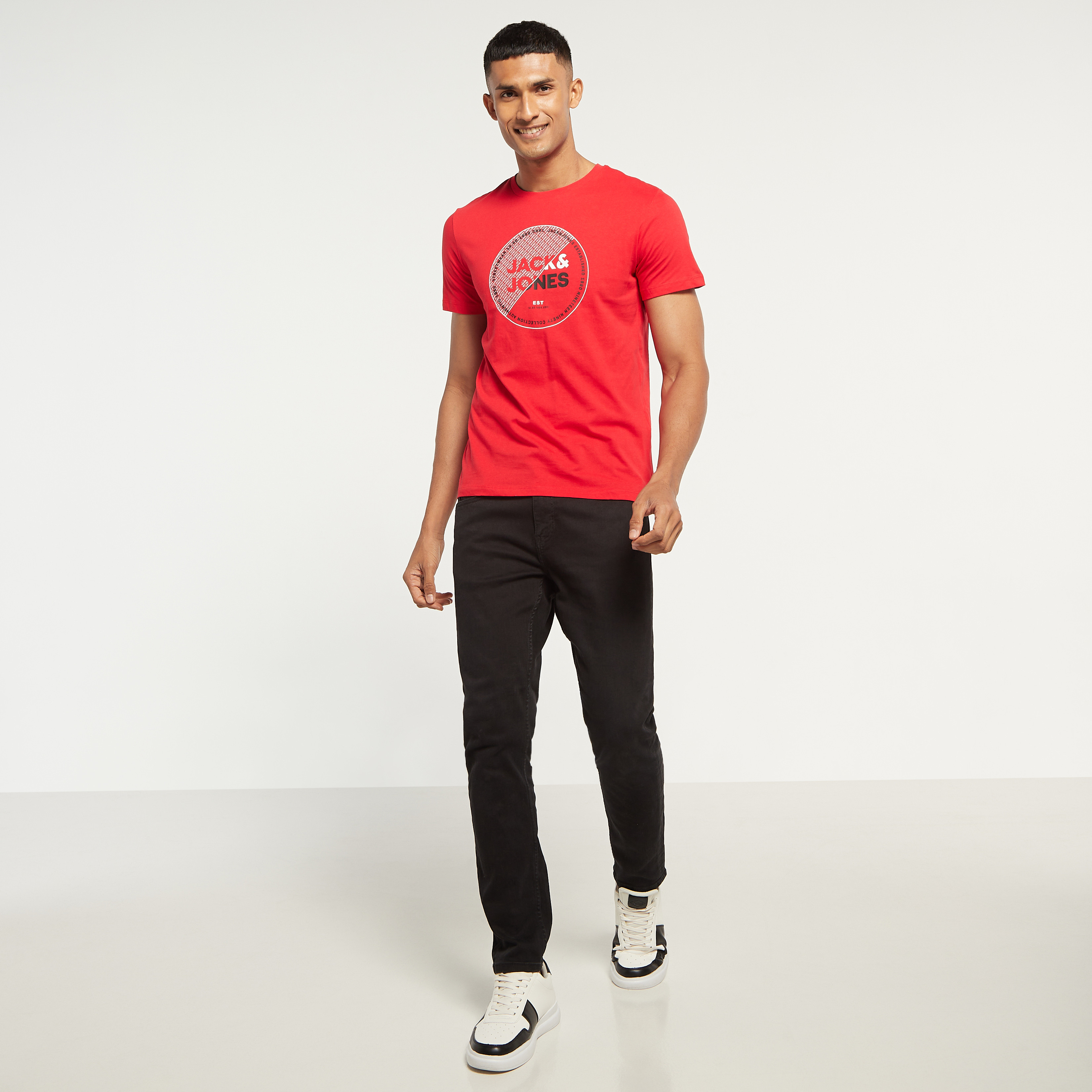 تي شيرت من جاك آند جونز مع شعار بأكمام قصيرة و ياقة مستديرة-men-clothing-tshirtsandpolos-tshirts-image-10