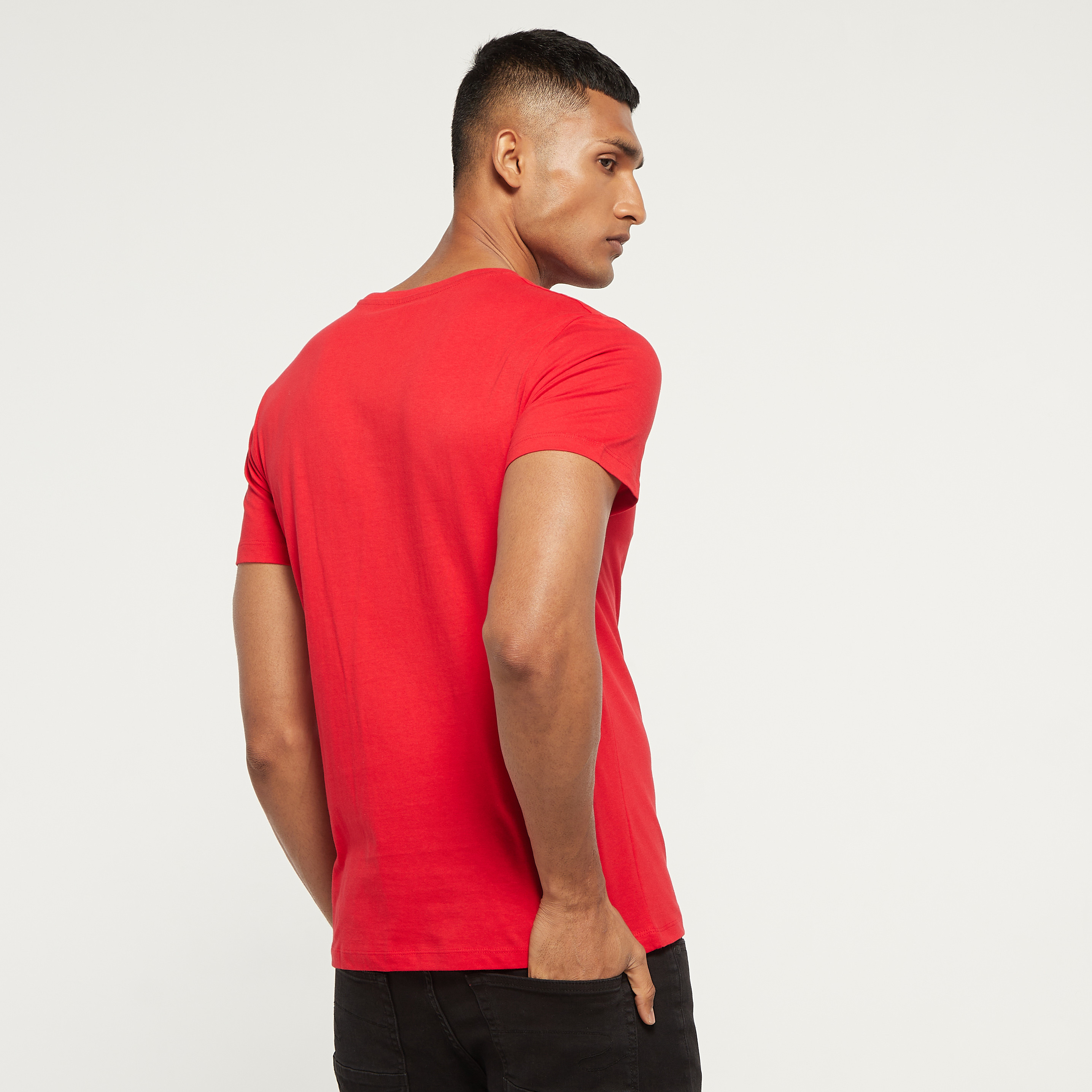 تي شيرت من جاك آند جونز مع شعار بأكمام قصيرة و ياقة مستديرة-men-clothing-tshirtsandpolos-tshirts-image-11