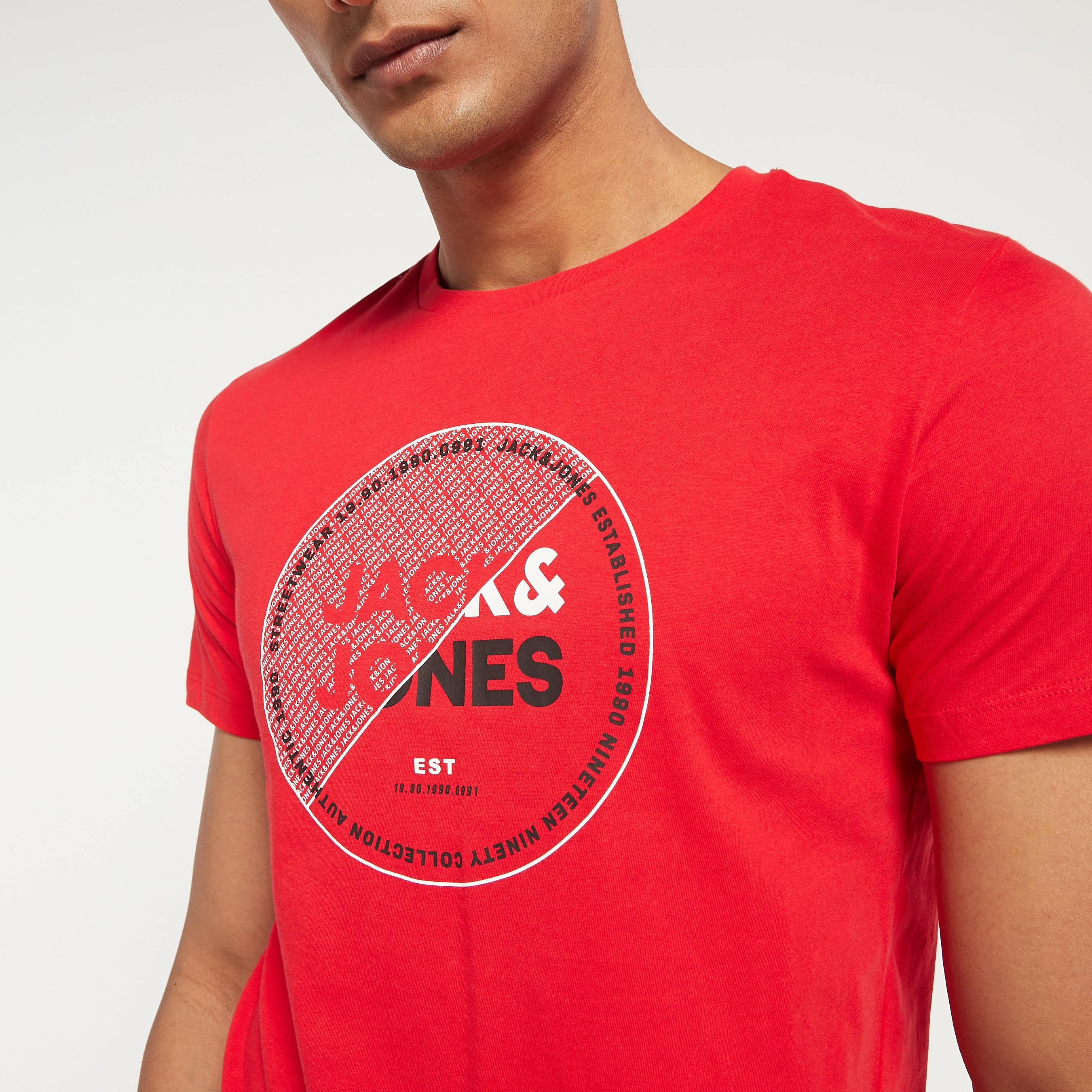 تي شيرت من جاك آند جونز مع شعار بأكمام قصيرة و ياقة مستديرة-men-clothing-tshirtsandpolos-tshirts-image-12