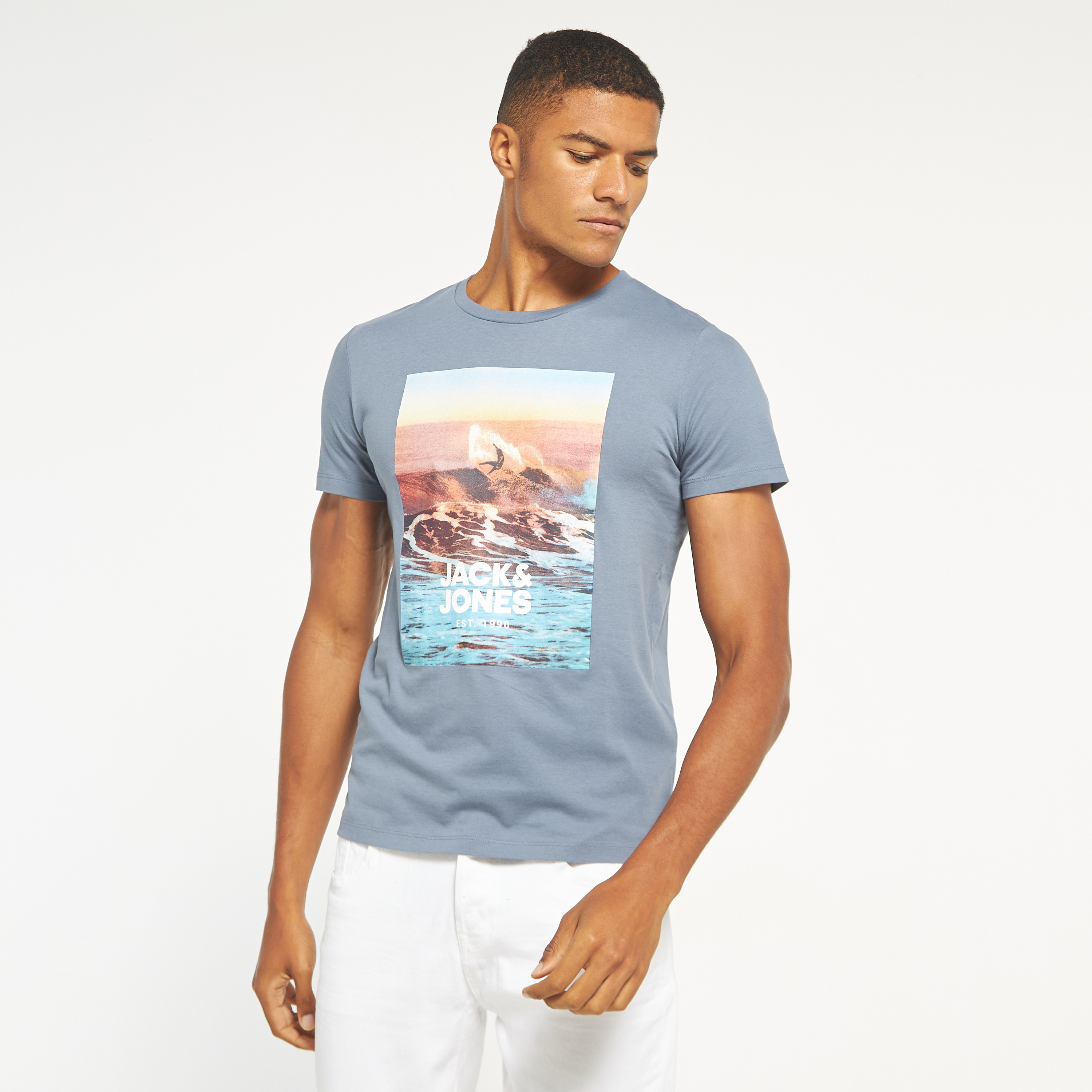 تي شيرت من جاك آند جونز مع جرافيك بأكمام قصيرة و ياقة مستديرة -men-clothing-tshirtsandpolos-tshirts-image-1