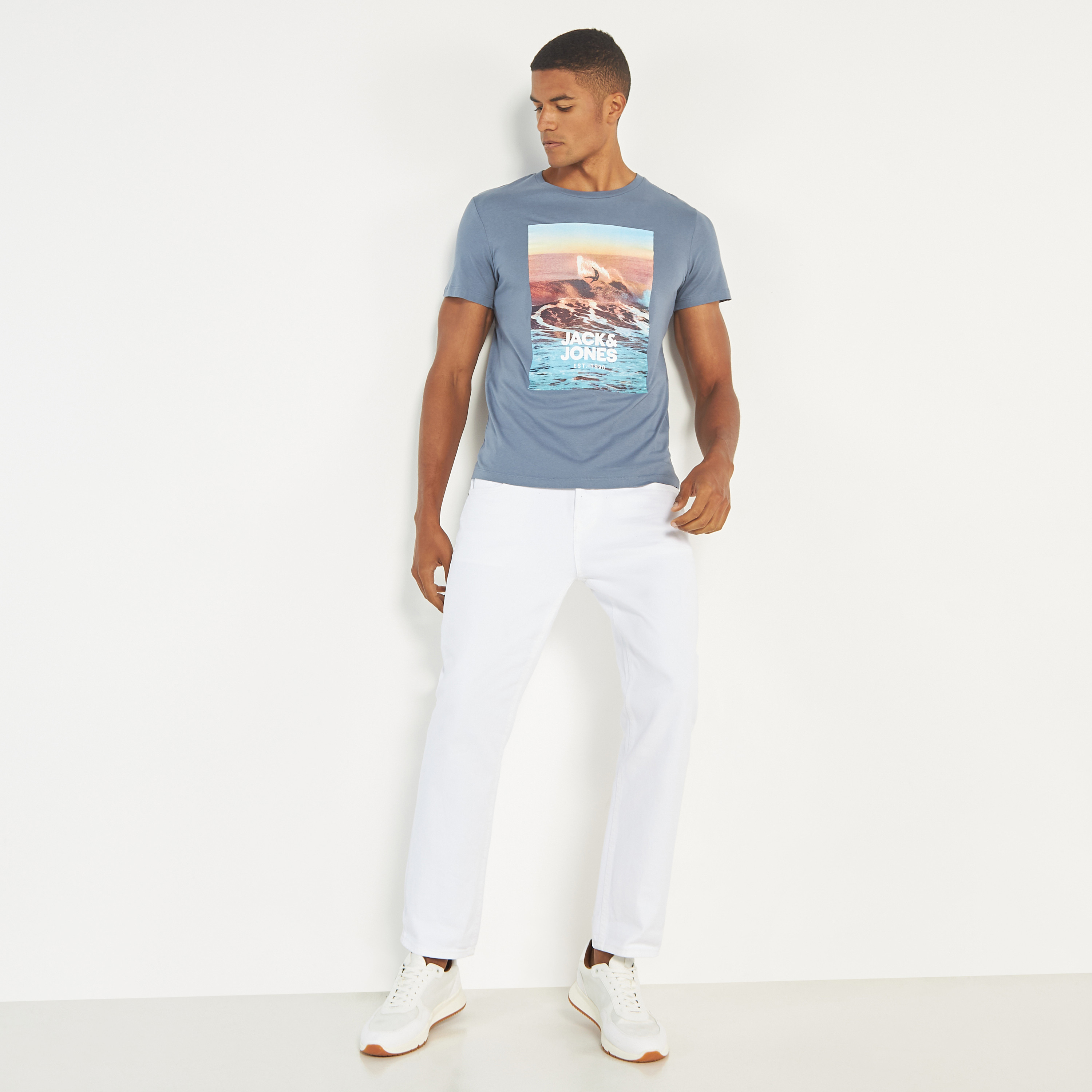 تي شيرت من جاك آند جونز مع جرافيك بأكمام قصيرة و ياقة مستديرة -men-clothing-tshirtsandpolos-tshirts-image-2
