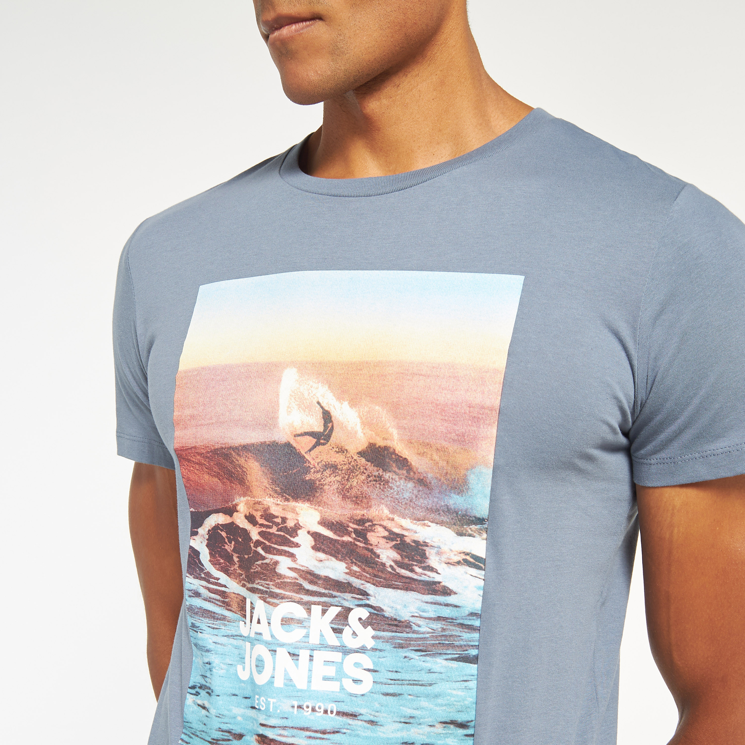 تي شيرت من جاك آند جونز مع جرافيك بأكمام قصيرة و ياقة مستديرة -men-clothing-tshirtsandpolos-tshirts-image-4