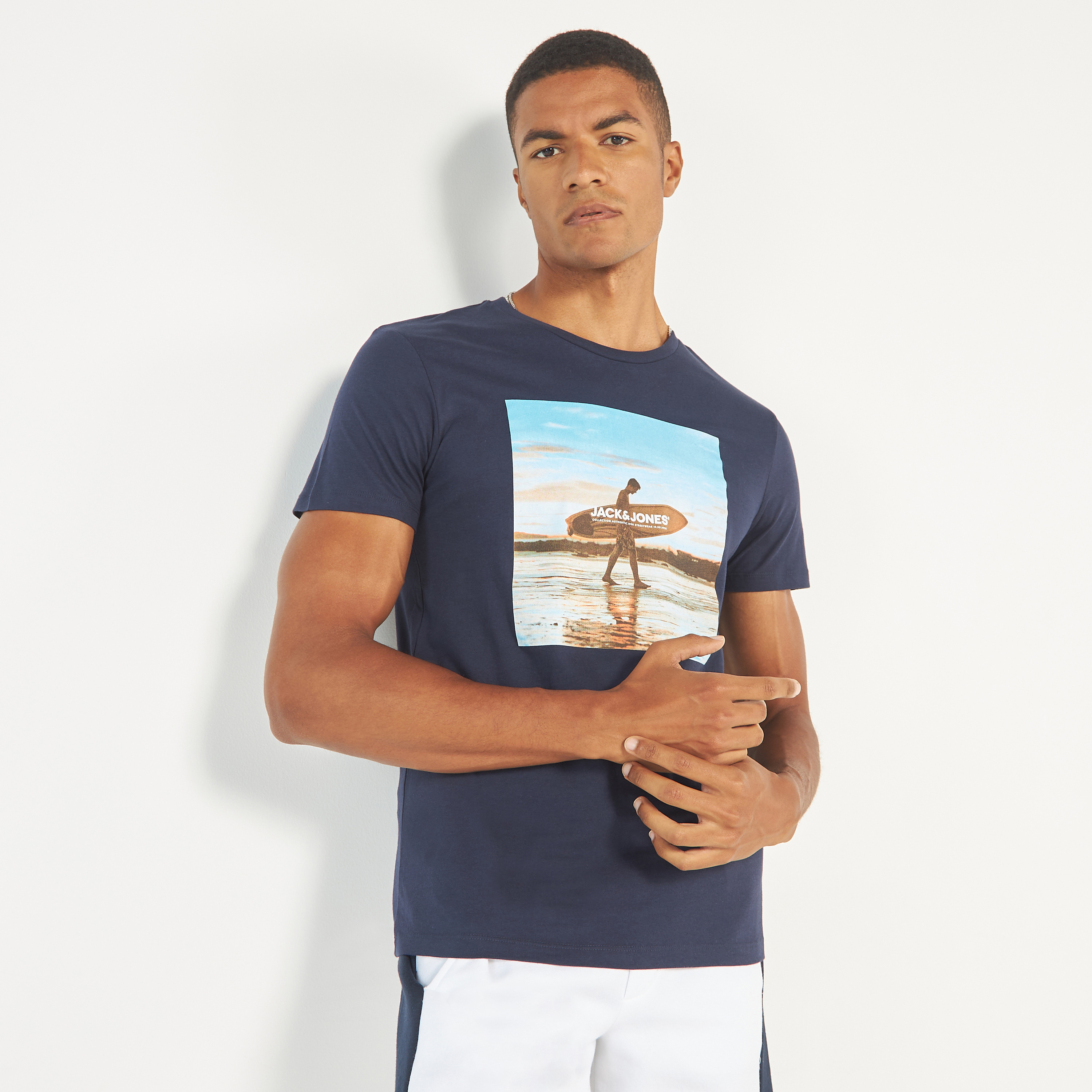 تي شيرت من جاك آند جونز مع جرافيك بأكمام قصيرة و ياقة مستديرة -men-clothing-tshirtsandpolos-tshirts-image-6