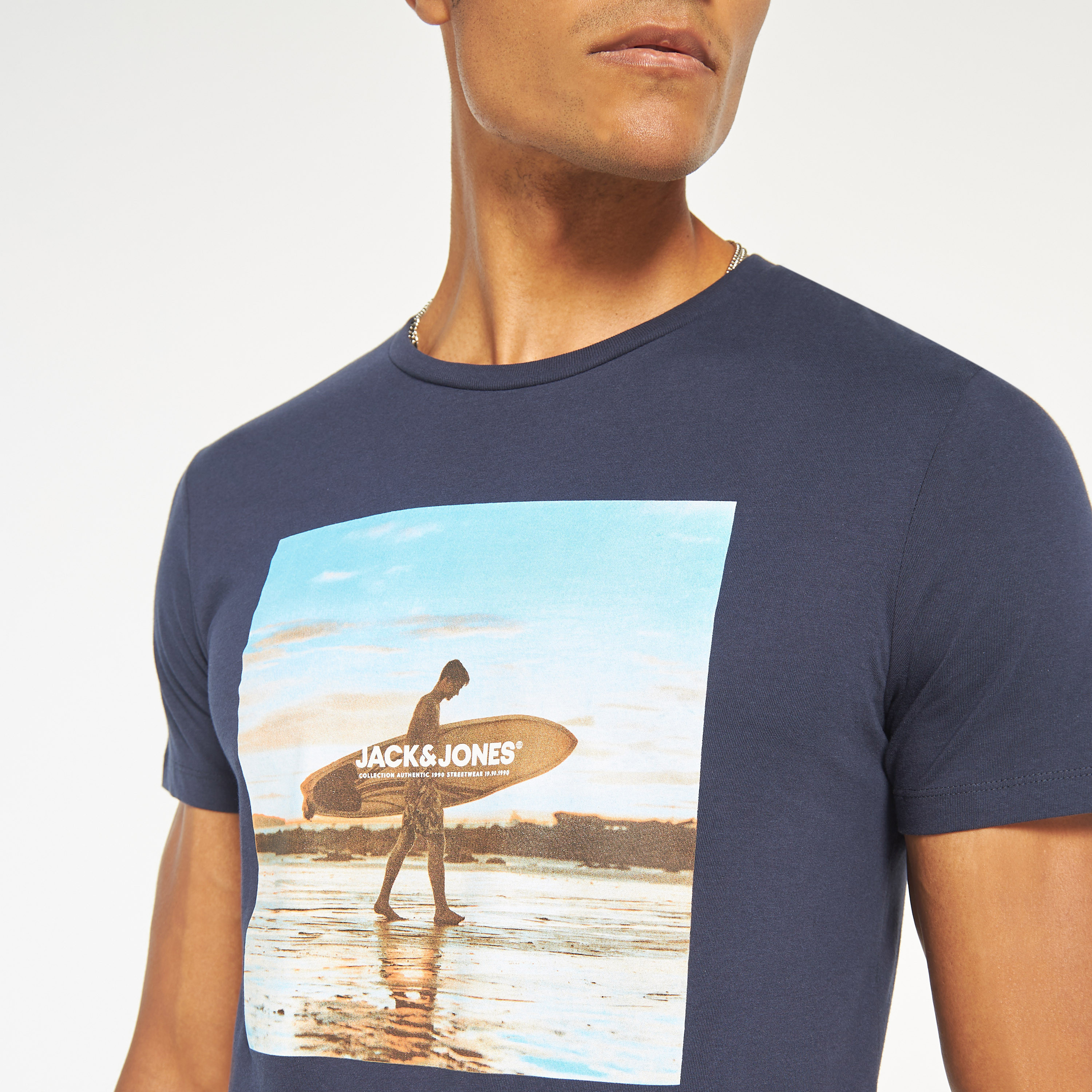 تي شيرت من جاك آند جونز مع جرافيك بأكمام قصيرة و ياقة مستديرة -men-clothing-tshirtsandpolos-tshirts-image-9