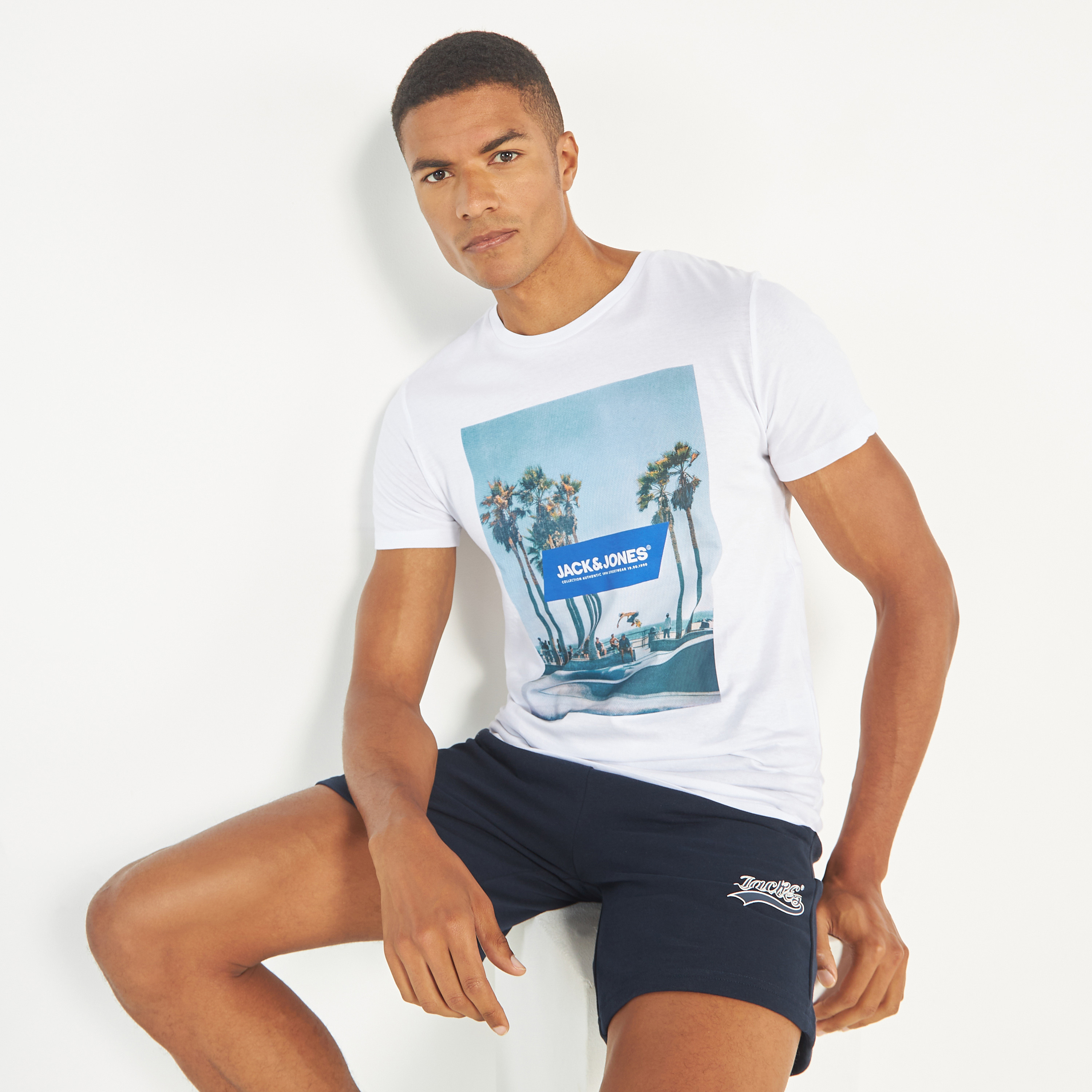 تي شيرت من جاك آند جونز مع جرافيك بأكمام قصيرة و ياقة مستديرة -men-clothing-tshirtsandpolos-tshirts-image-11