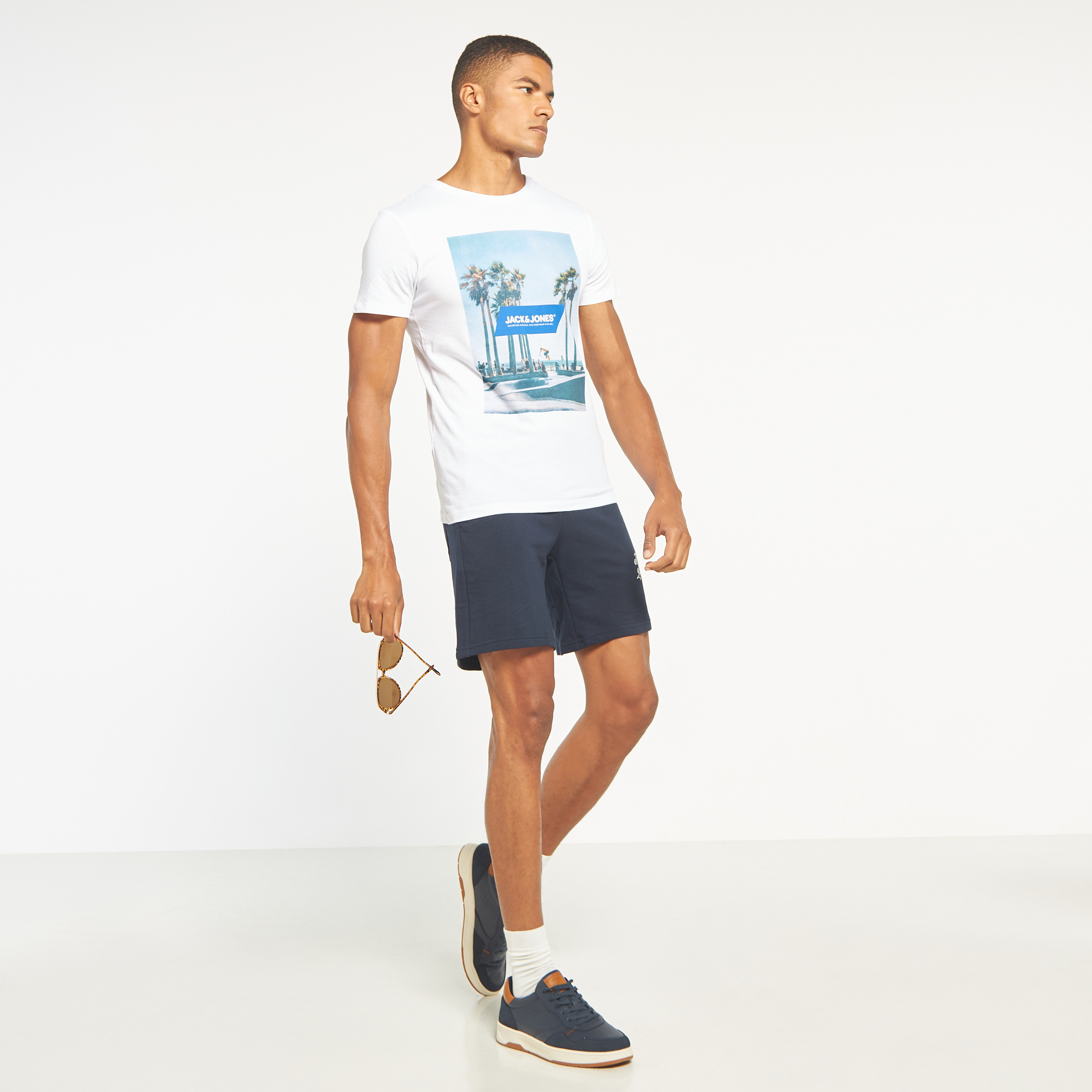 تي شيرت من جاك آند جونز مع جرافيك بأكمام قصيرة و ياقة مستديرة -men-clothing-tshirtsandpolos-tshirts-image-12