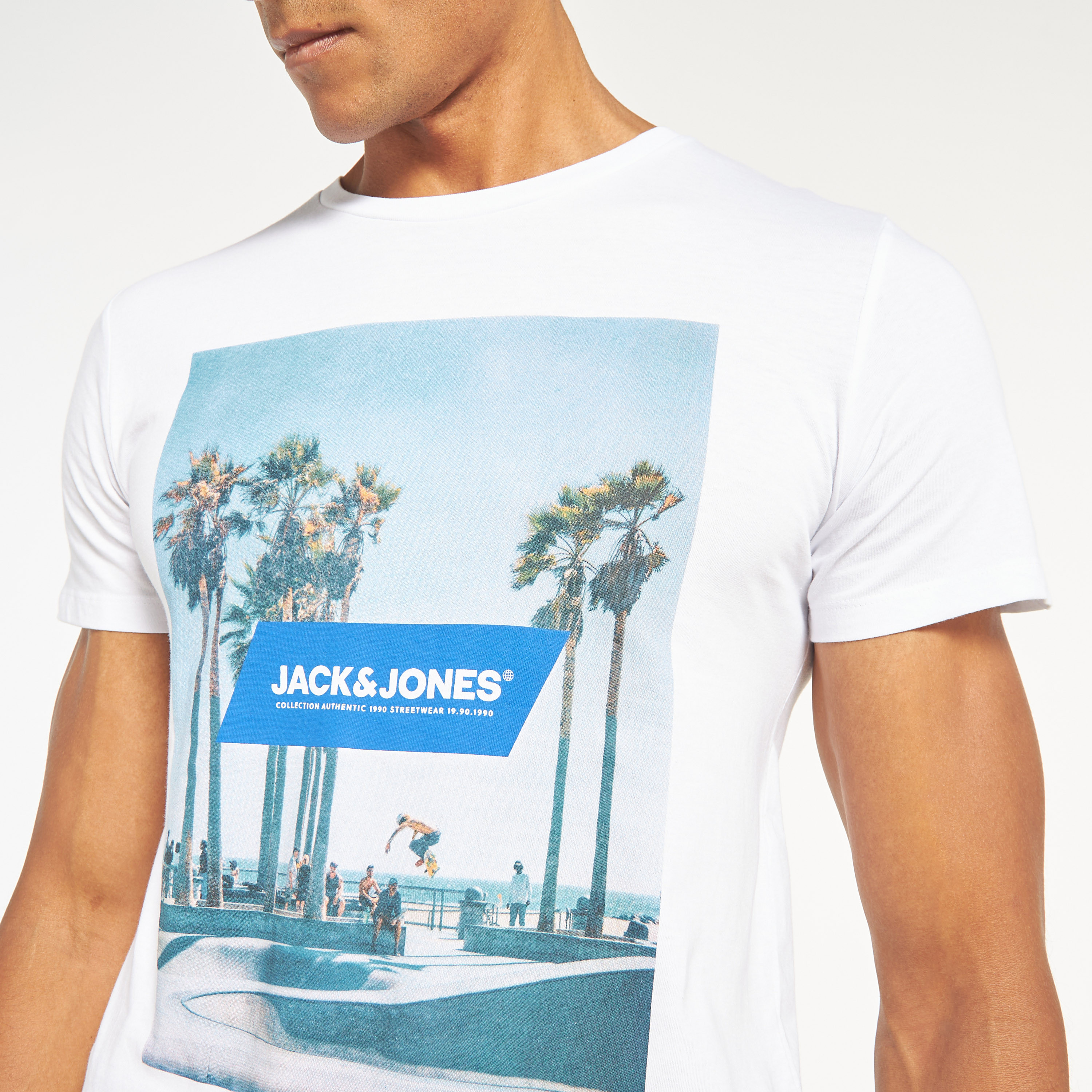 تي شيرت من جاك آند جونز مع جرافيك بأكمام قصيرة و ياقة مستديرة -men-clothing-tshirtsandpolos-tshirts-image-14