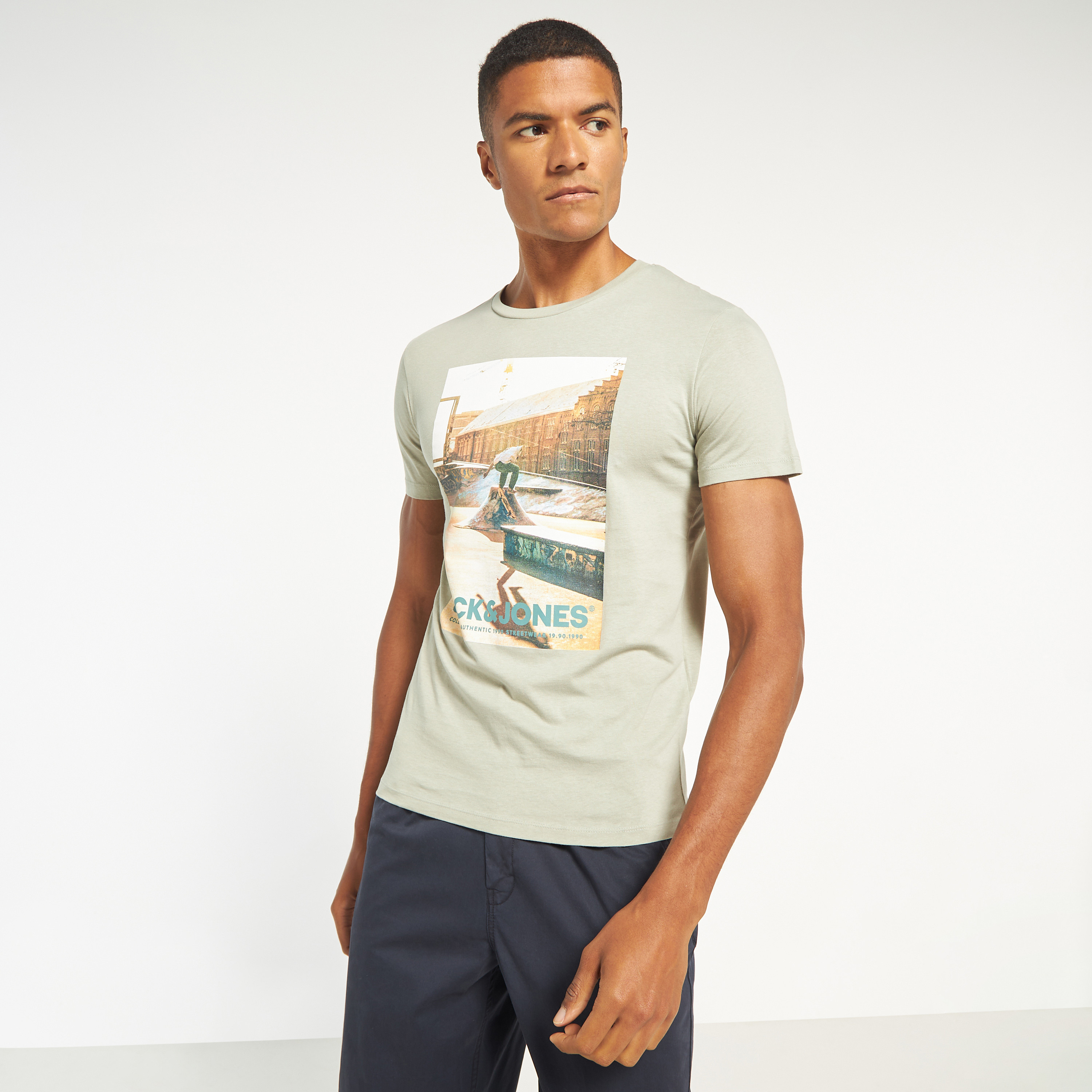 تي شيرت من جاك آند جونز مع جرافيك بأكمام قصيرة و ياقة مستديرة -men-clothing-tshirtsandpolos-tshirts-image-15