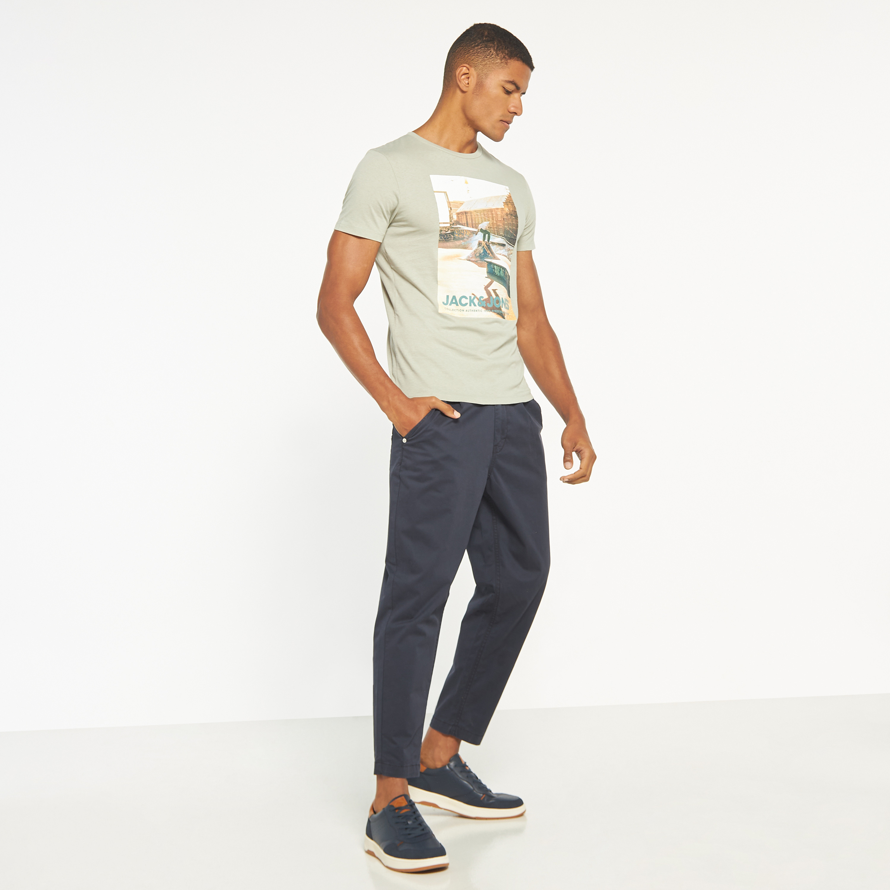 تي شيرت من جاك آند جونز مع جرافيك بأكمام قصيرة و ياقة مستديرة -men-clothing-tshirtsandpolos-tshirts-image-16