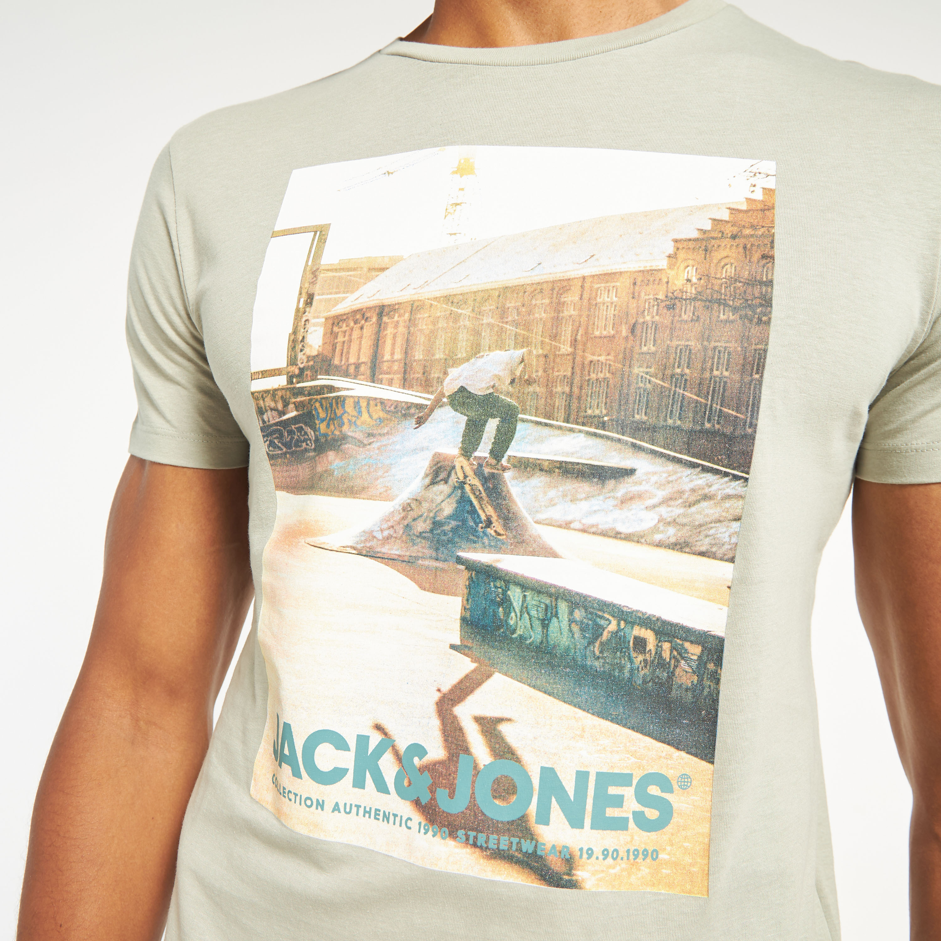 تي شيرت من جاك آند جونز مع جرافيك بأكمام قصيرة و ياقة مستديرة -men-clothing-tshirtsandpolos-tshirts-image-18