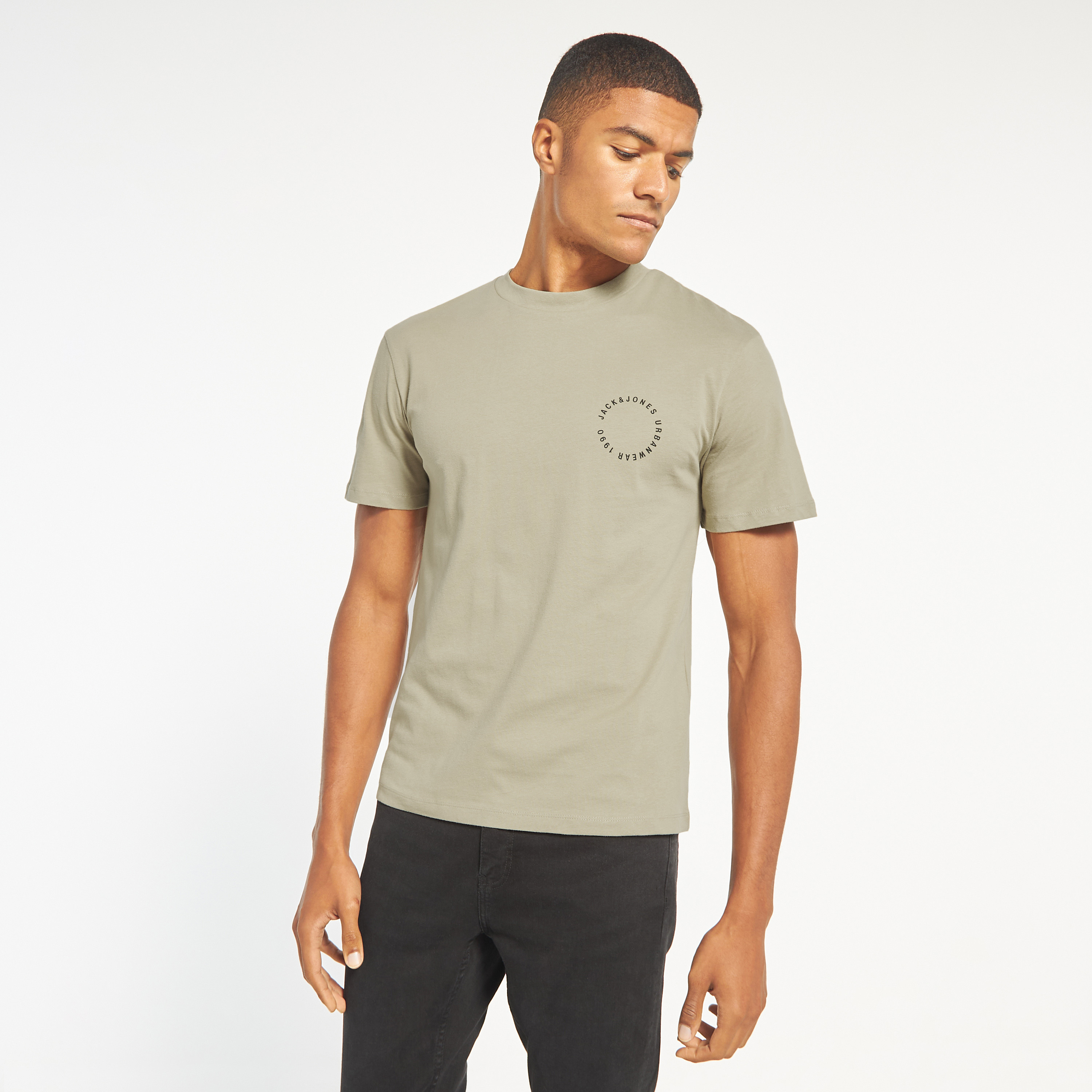 تي شيرت من جاك آند جونز مع شعار بأكمام قصيرة و ياقة مستديرة -men-clothing-tshirtsandpolos-tshirts-image-3