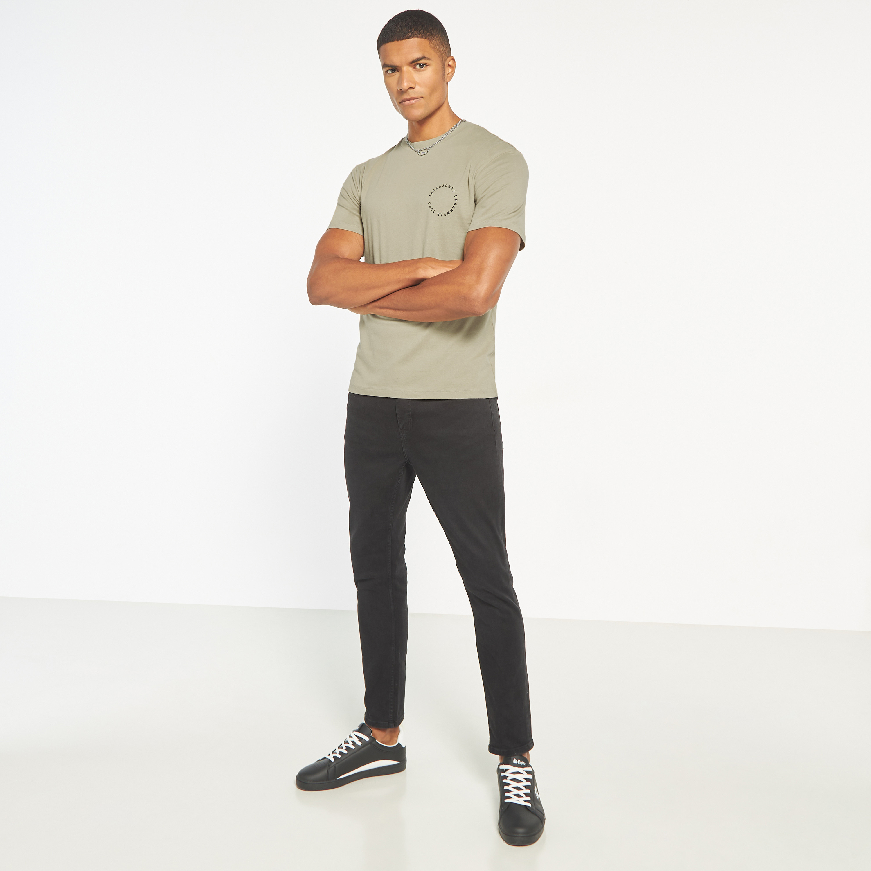 تي شيرت من جاك آند جونز مع شعار بأكمام قصيرة و ياقة مستديرة -men-clothing-tshirtsandpolos-tshirts-image-4