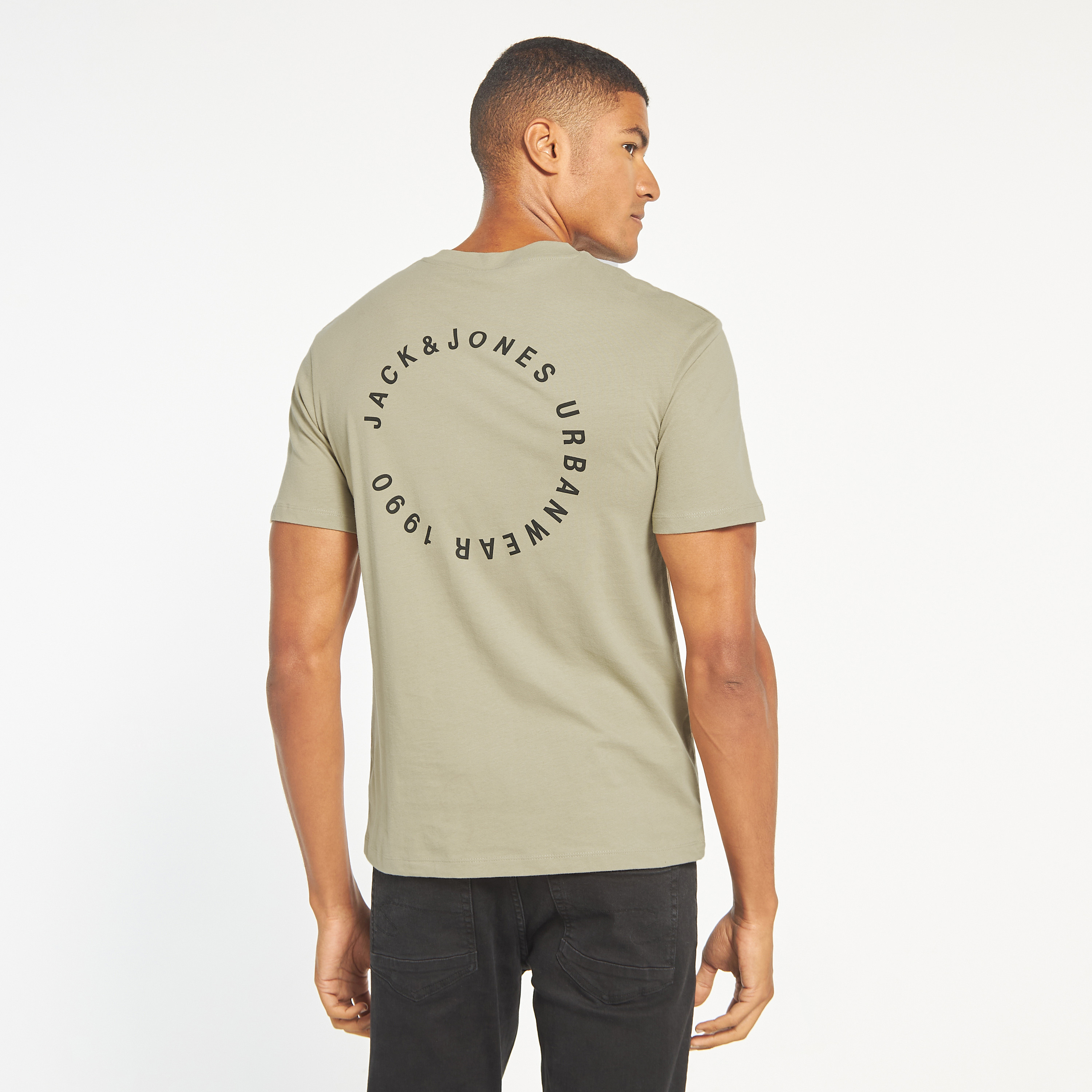 تي شيرت من جاك آند جونز مع شعار بأكمام قصيرة و ياقة مستديرة -men-clothing-tshirtsandpolos-tshirts-image-5