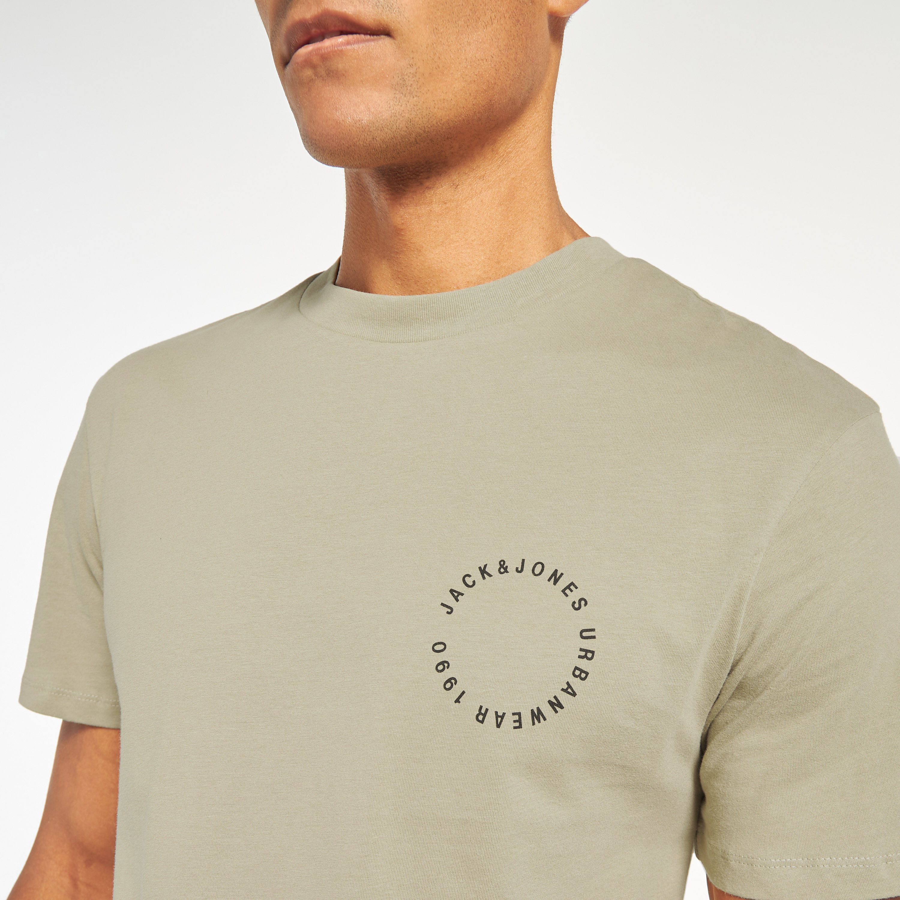تي شيرت من جاك آند جونز مع شعار بأكمام قصيرة و ياقة مستديرة -men-clothing-tshirtsandpolos-tshirts-image-6